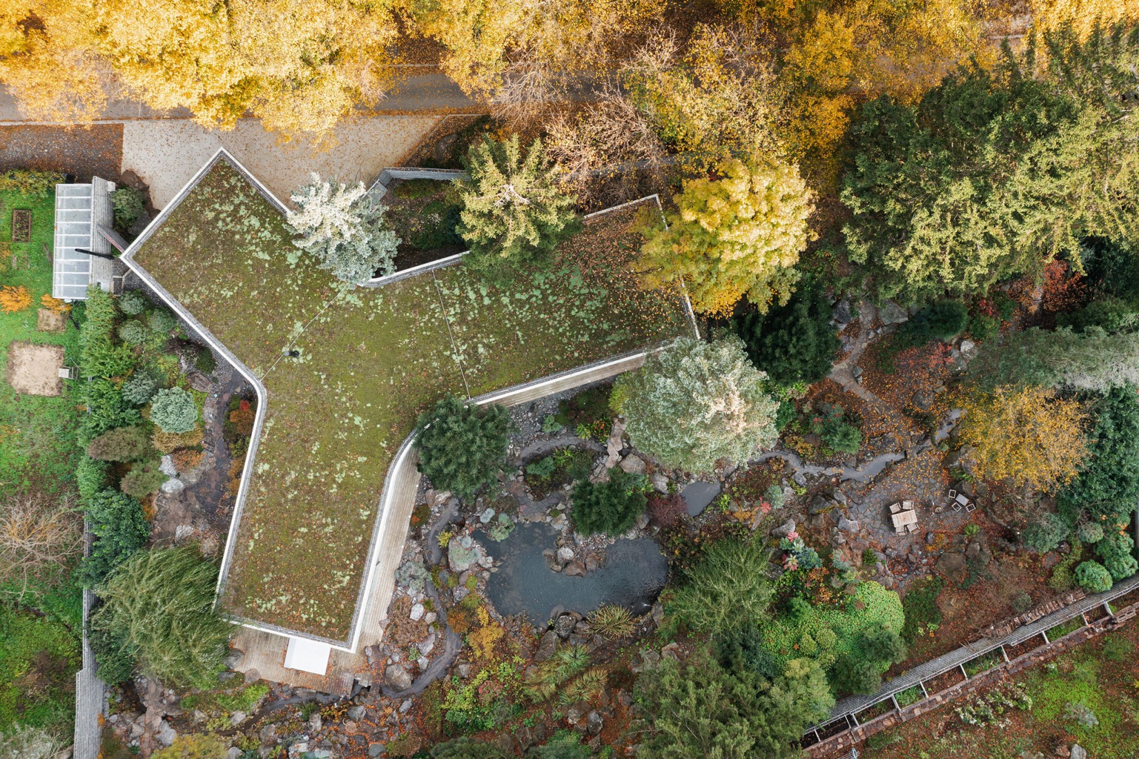 Casa Banánka por Paulíny Hovorka Architects. Fotografía por Matej Hakár.