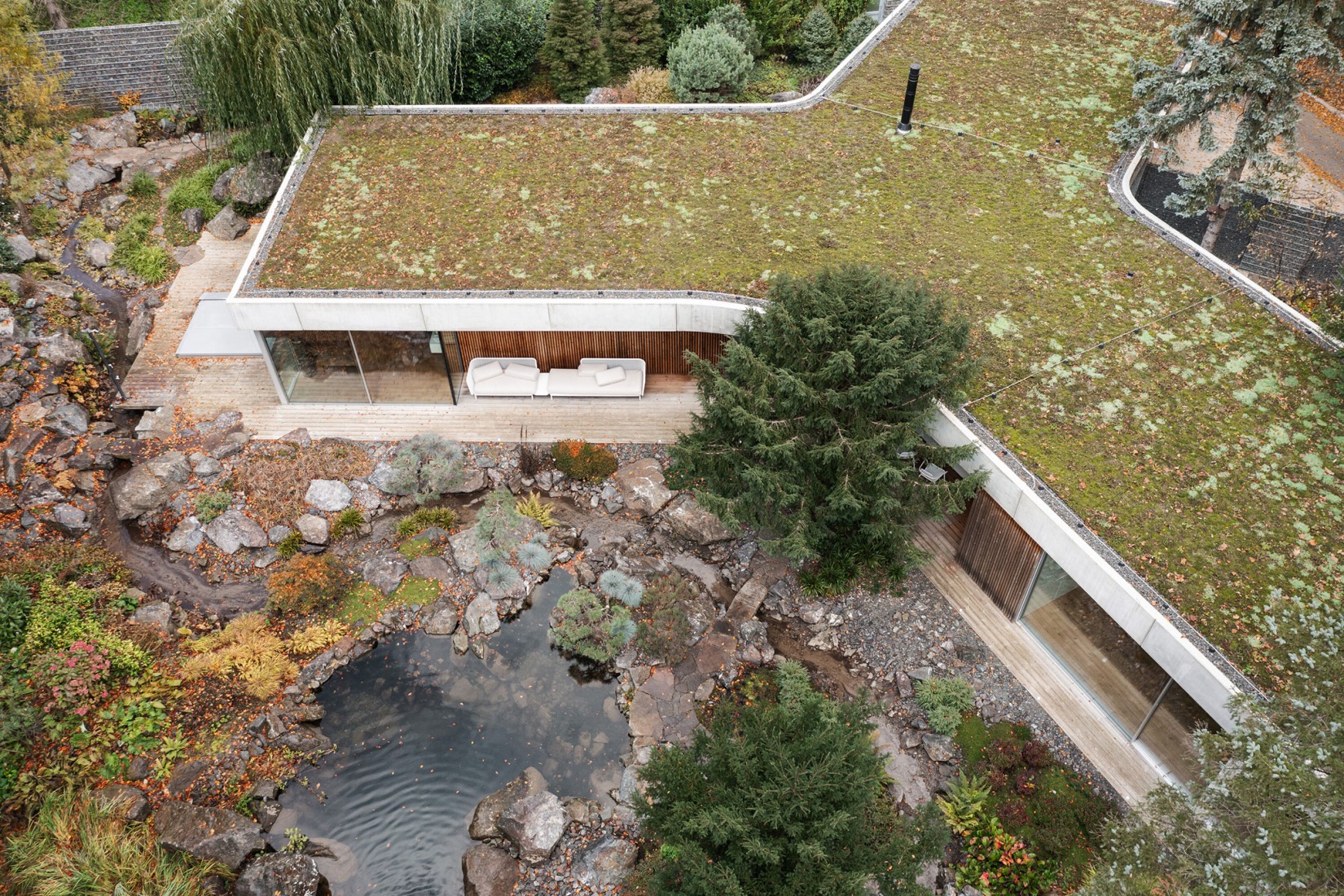 Casa Banánka por Paulíny Hovorka Architects. Fotografía por Matej Hakár.