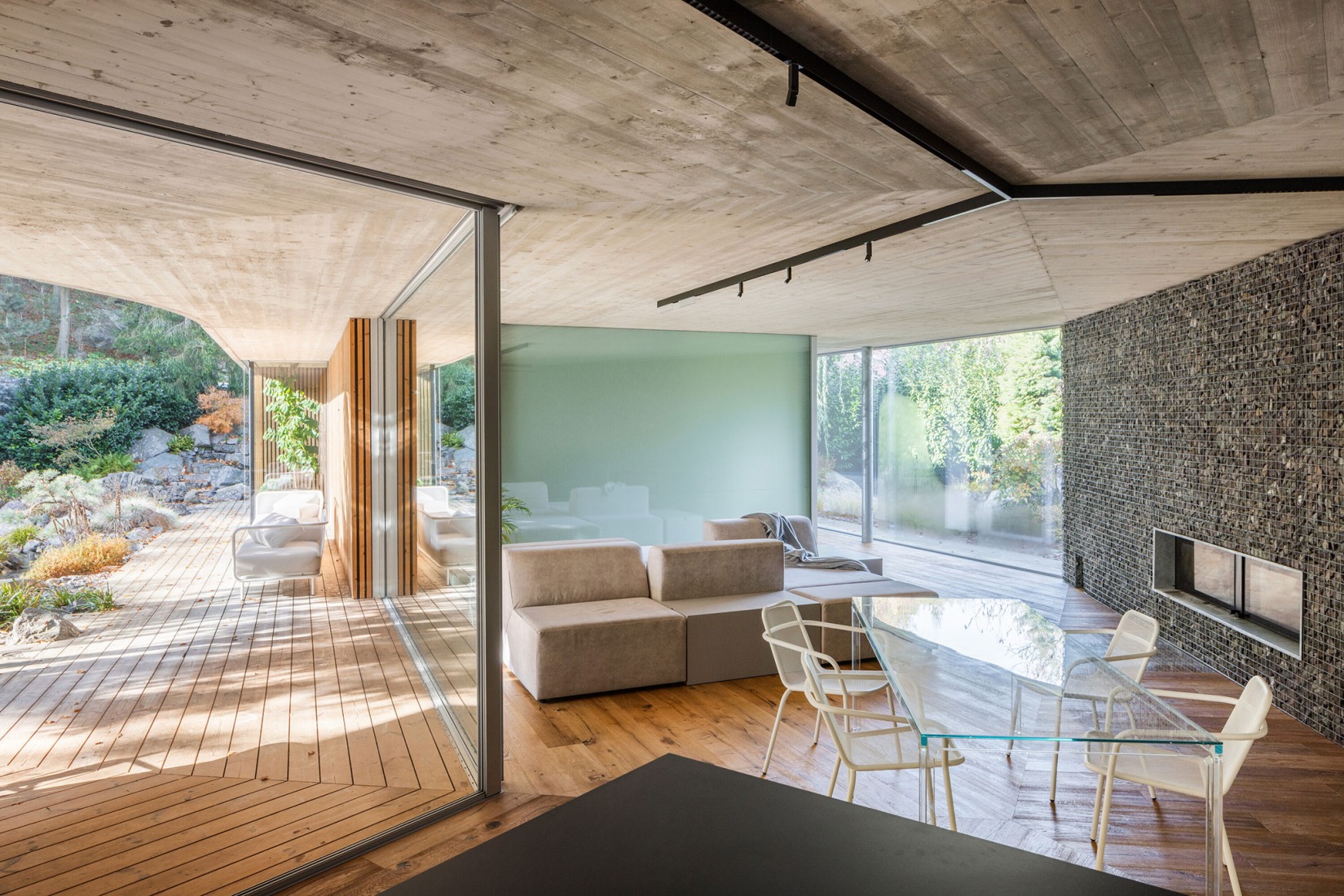 Casa Banánka por Paulíny Hovorka Architects. Fotografía por Matej Hakár.