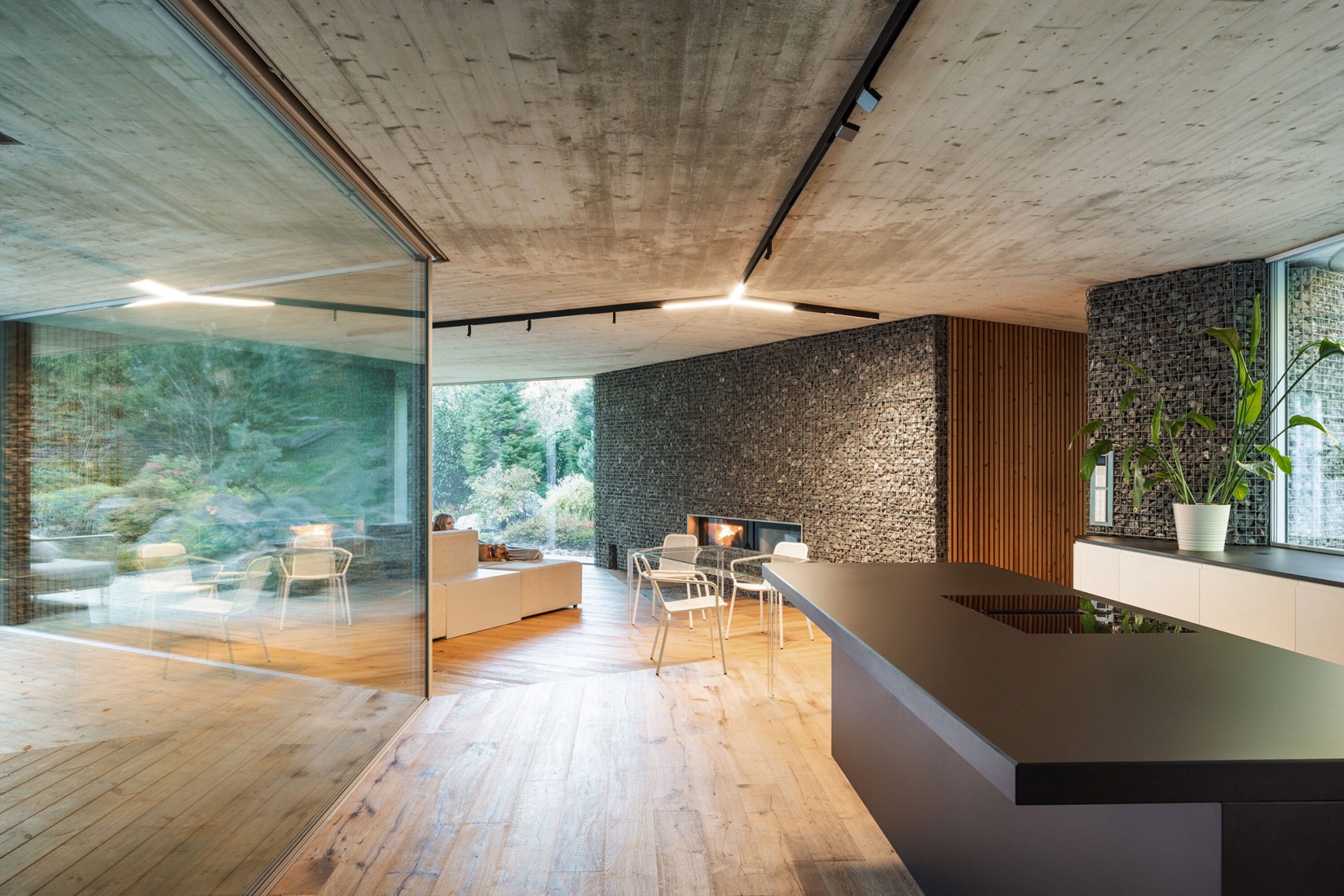 Casa Banánka por Paulíny Hovorka Architects. Fotografía por Matej Hakár.