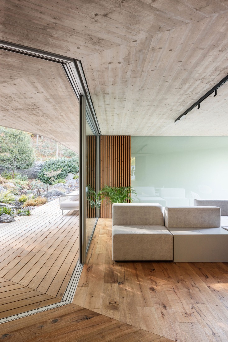 Casa Banánka por Paulíny Hovorka Architects. Fotografía por Matej Hakár.