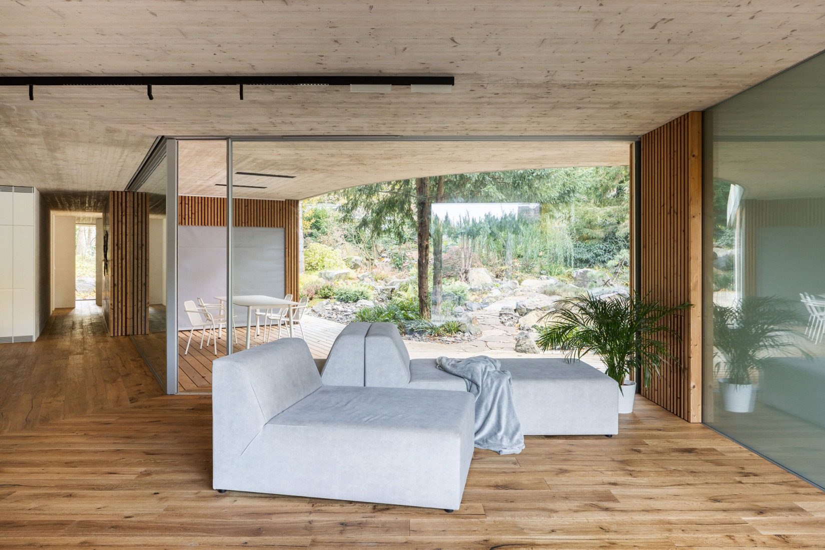 Casa Banánka por Paulíny Hovorka Architects. Fotografía por Matej Hakár.