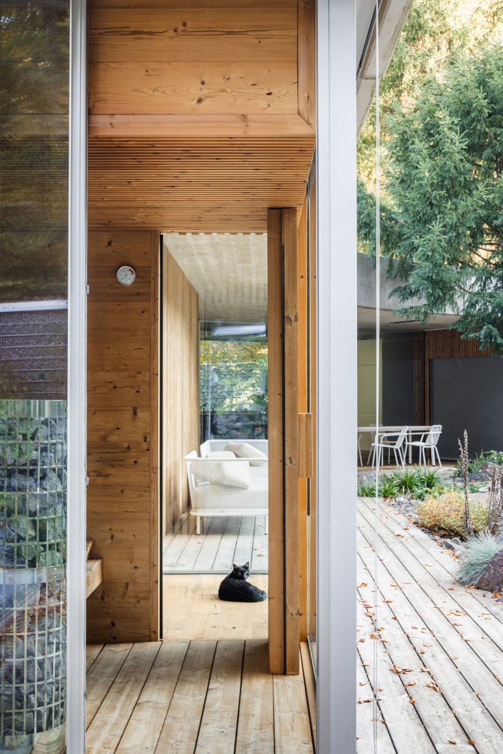 Casa Banánka por Paulíny Hovorka Architects. Fotografía por Matej Hakár.