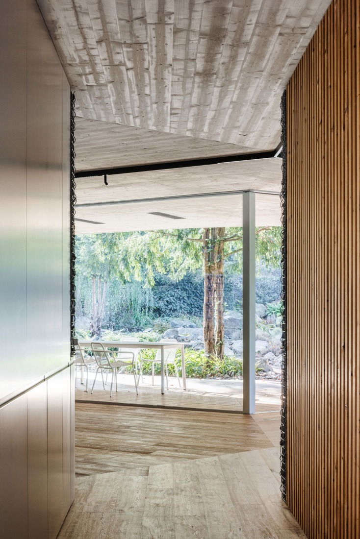 Casa Banánka por Paulíny Hovorka Architects. Fotografía por Matej Hakár.