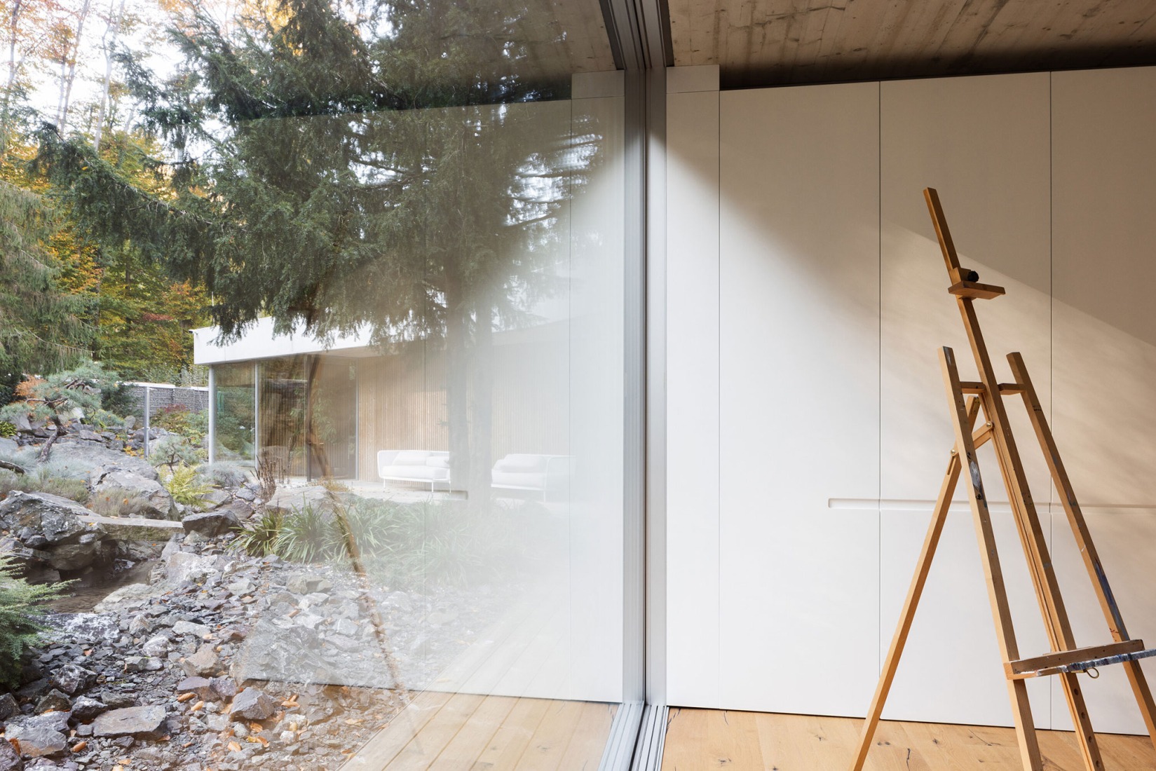 Casa Banánka por Paulíny Hovorka Architects. Fotografía por Matej Hakár.
