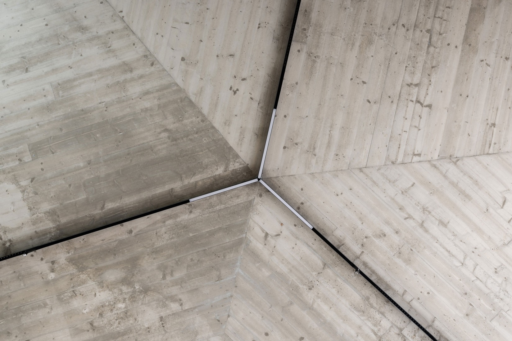 Casa Banánka por Paulíny Hovorka Architects. Fotografía por Matej Hakár.