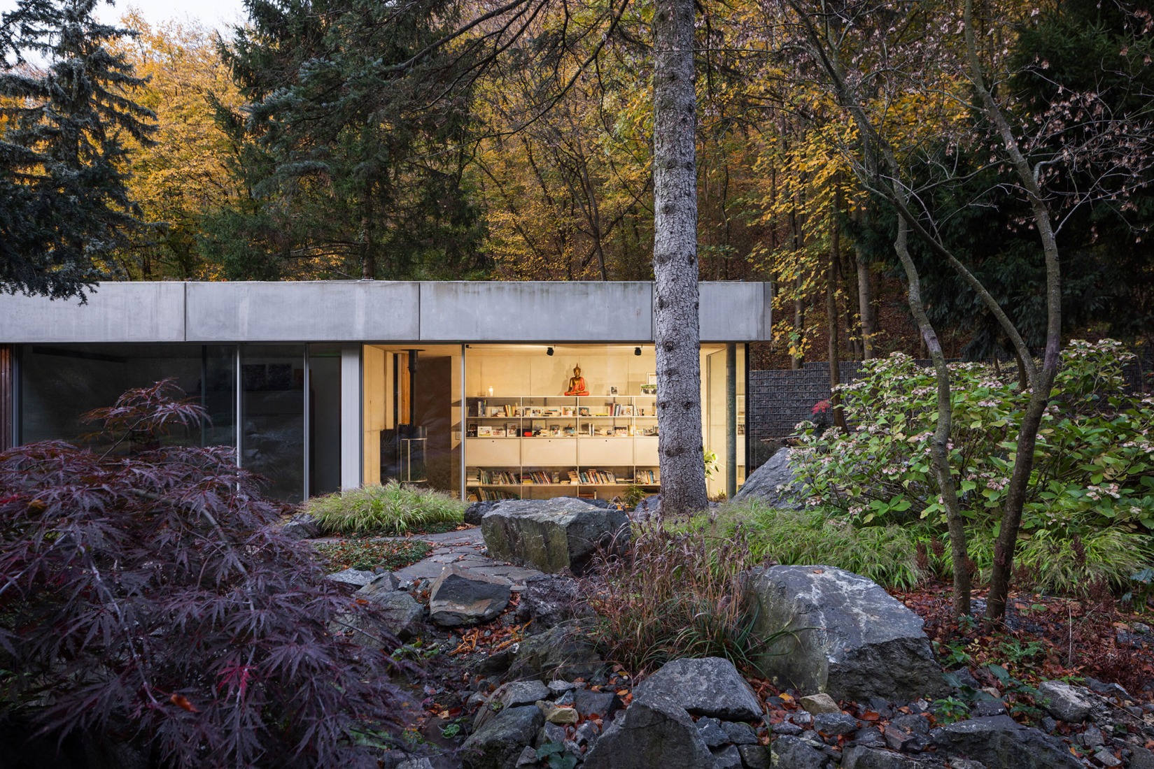 Casa Banánka por Paulíny Hovorka Architects. Fotografía por Matej Hakár.