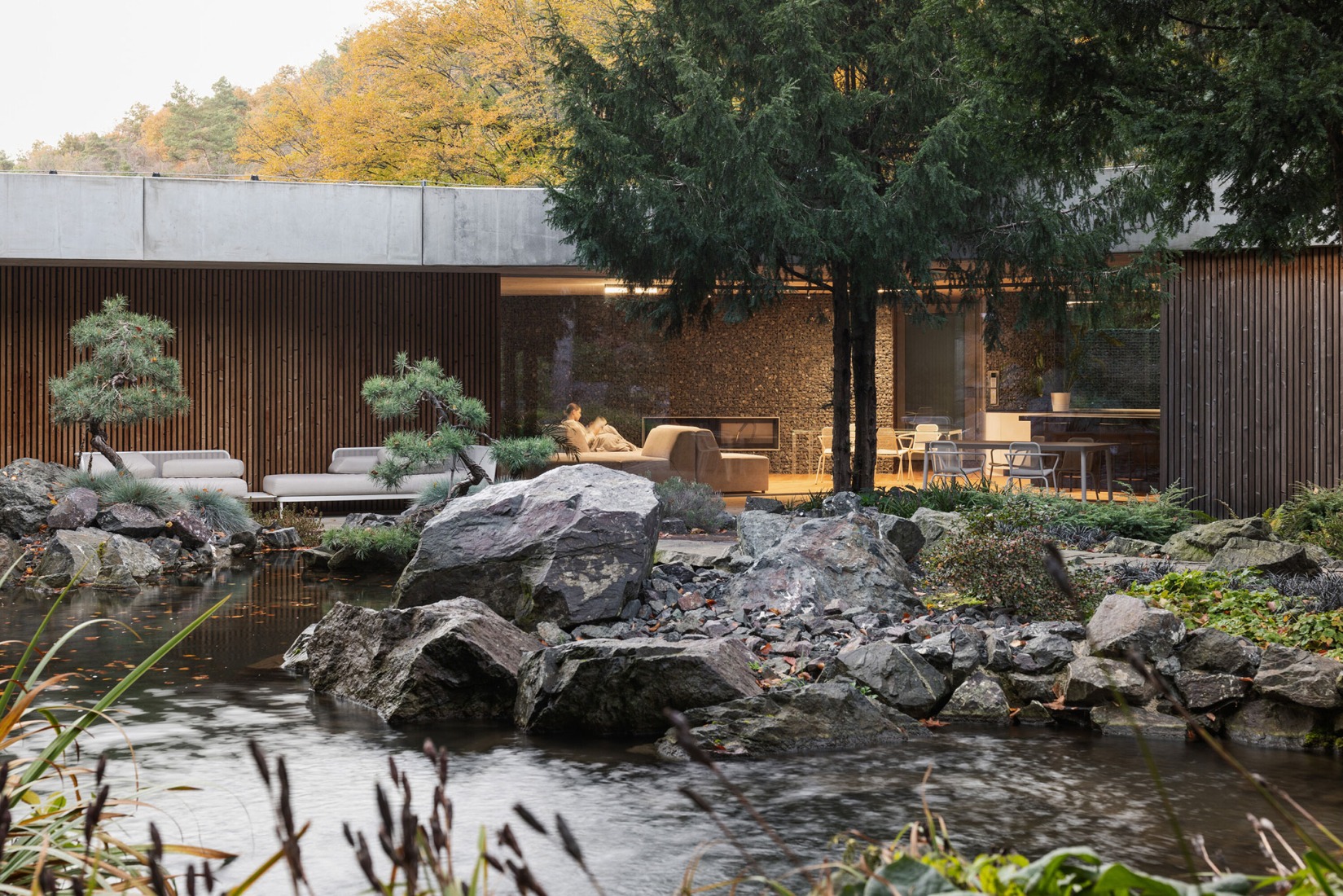Casa Banánka por Paulíny Hovorka Architects. Fotografía por Matej Hakár.