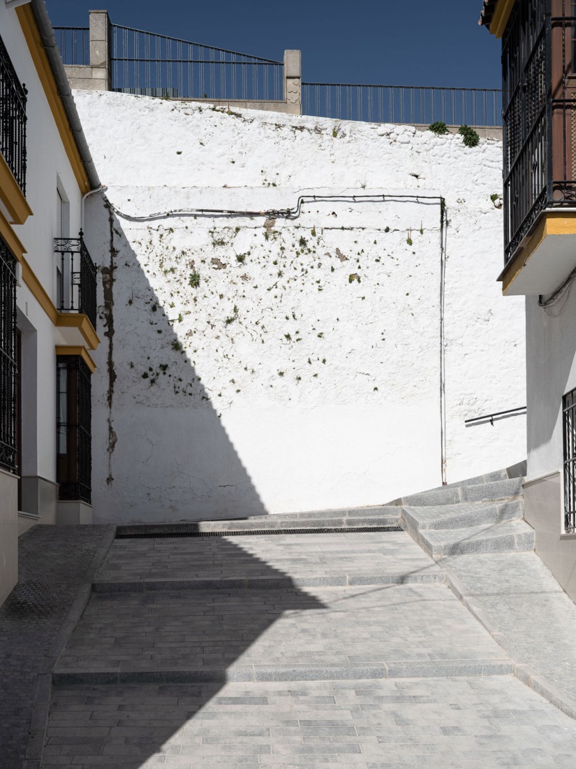 Regeneration of urban spaces in the historic center of Olvera by Estudio Acta. Photograph by Fernando Alda.
