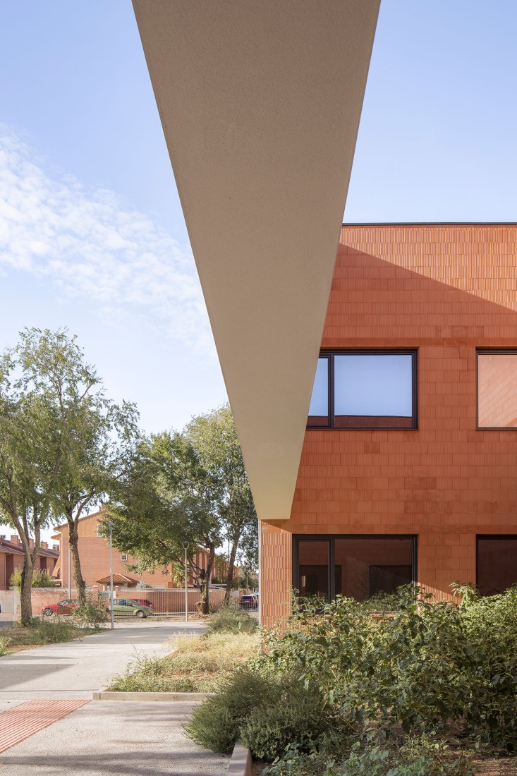 Socio Cultural Centre "El Ensanche" by Parra Arquitectos + José Miguel Useros. Photography by Imagen Subliminal.