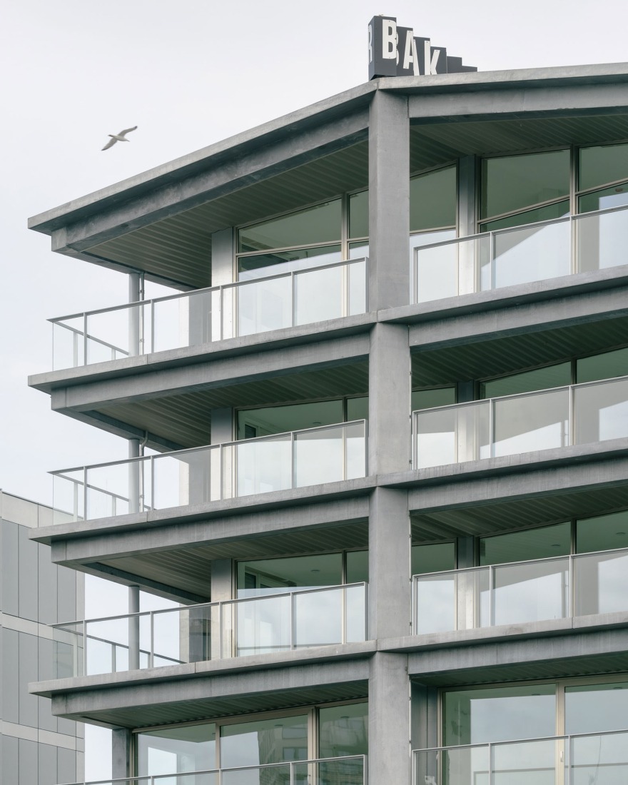 Edificio residencial Tolhuiskade por Civic Architects. Fotografía por Stijn Bollaert.