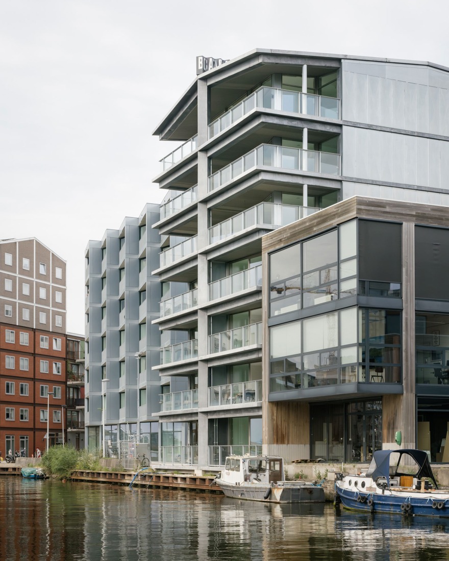 Edificio residencial Tolhuiskade por Civic Architects. Fotografía por Stijn Bollaert.