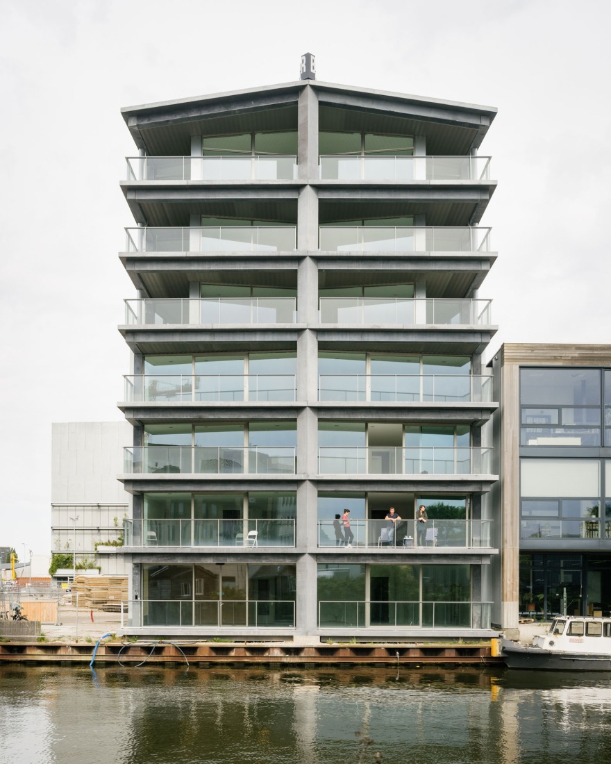 Edificio residencial Tolhuiskade por Civic Architects. Fotografía por Stijn Bollaert.