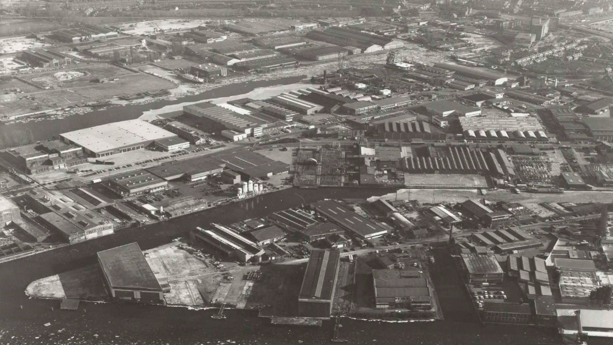 Fotografía histórica del puerto de Buiksluiterham. Edificio residencial Tolhuiskade por Civic Architects.