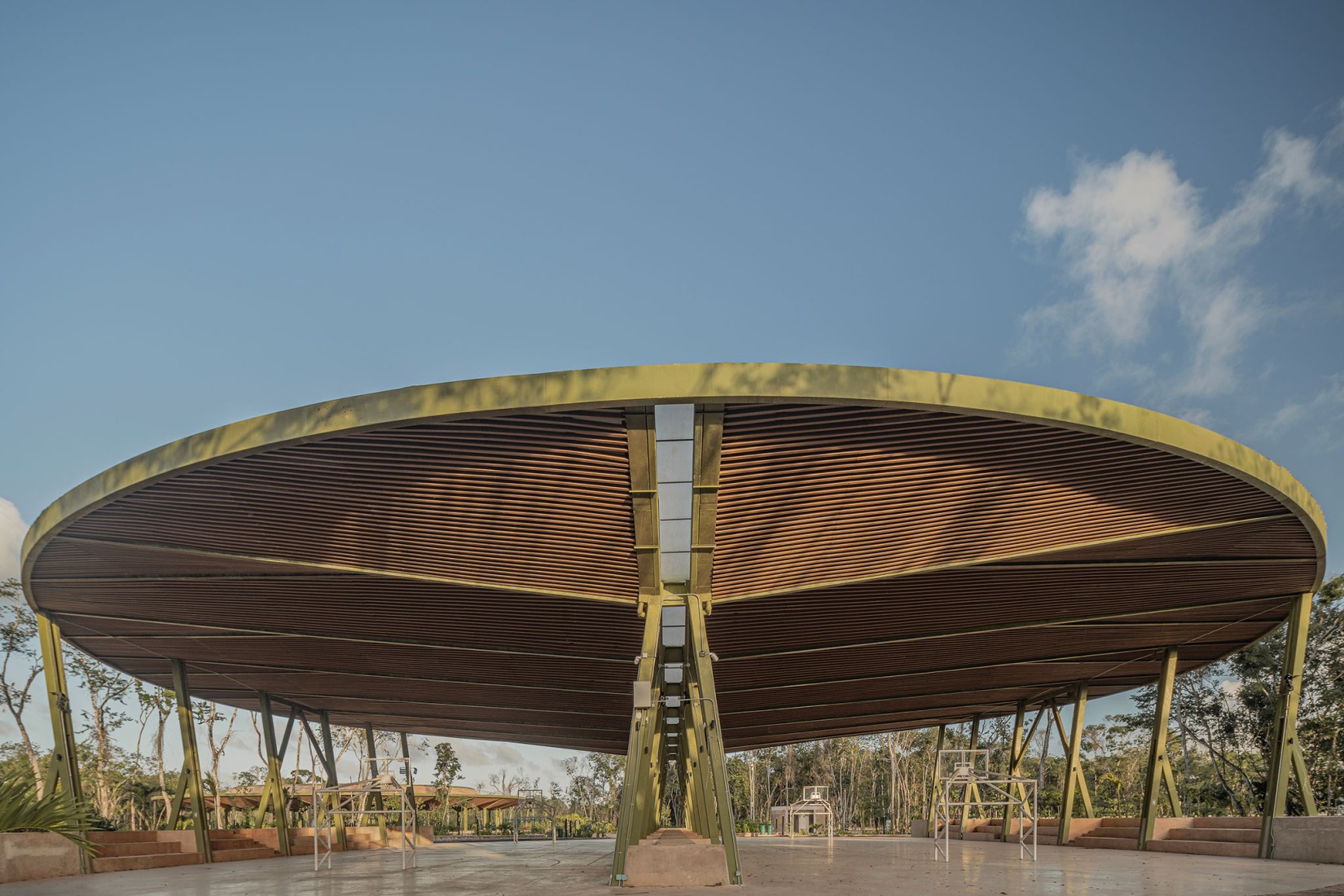 Courts. Quintana Roo Park by Aidia Studio. Photography by Andrés Cedillo. Courts. Quintana Roo Park by Aidia Studio. Photography by Andrés Cedillo.