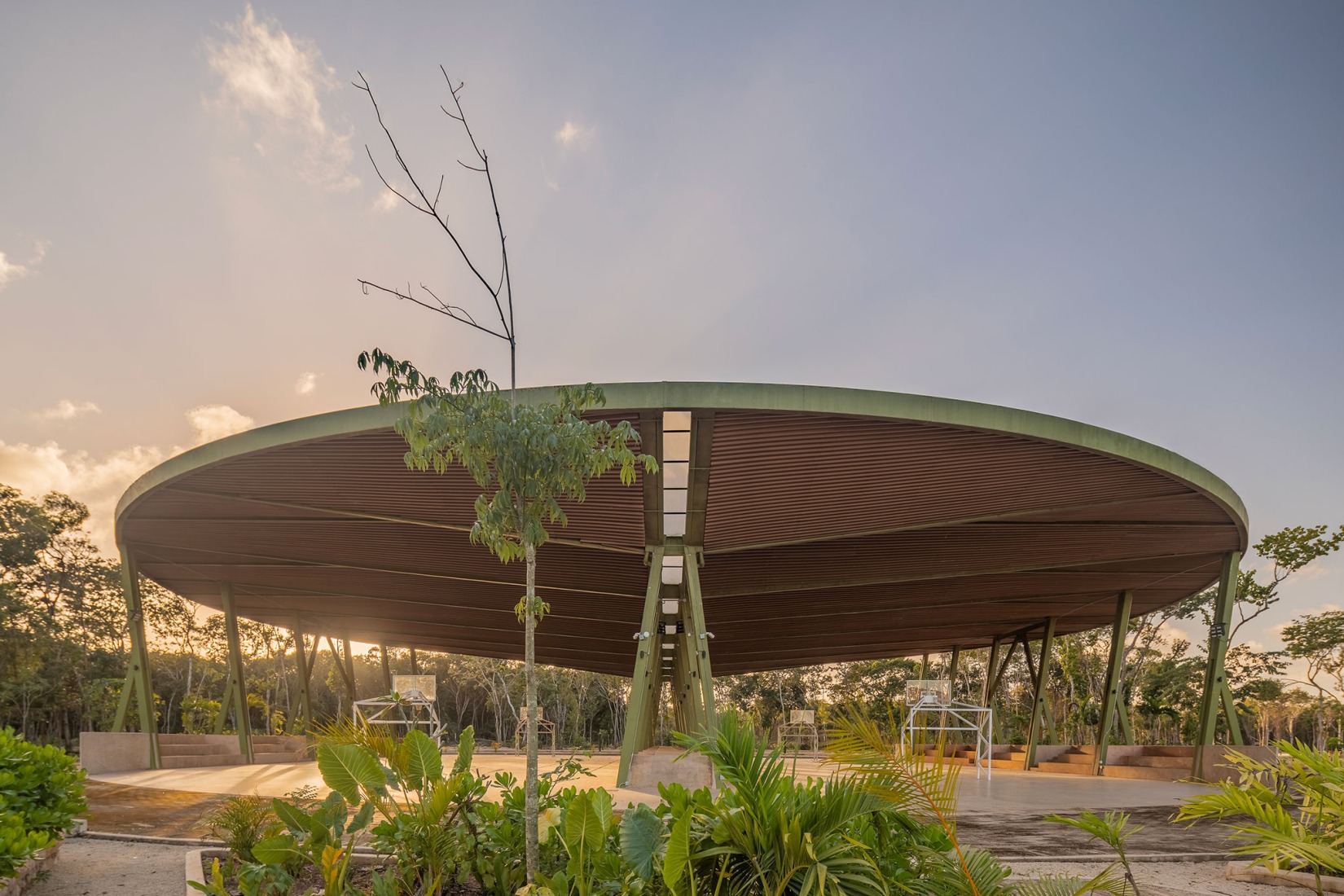 Courts. Quintana Roo Park by Aidia Studio. Photography by Andrés Cedillo. Courts. Quintana Roo Park by Aidia Studio. Photography by Andrés Cedillo.