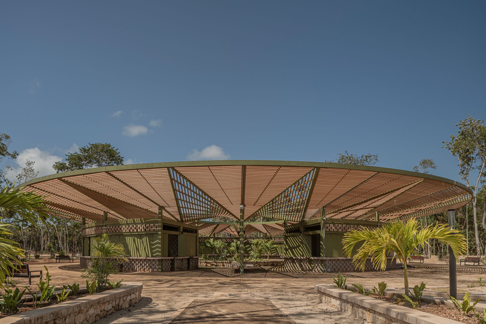 Shopping area. Quintana Roo Park by Aidia Studio. Photography by Andrés Cedillo. Shopping area. Quintana Roo Park by Aidia Studio. Photography by Andrés Cedillo.