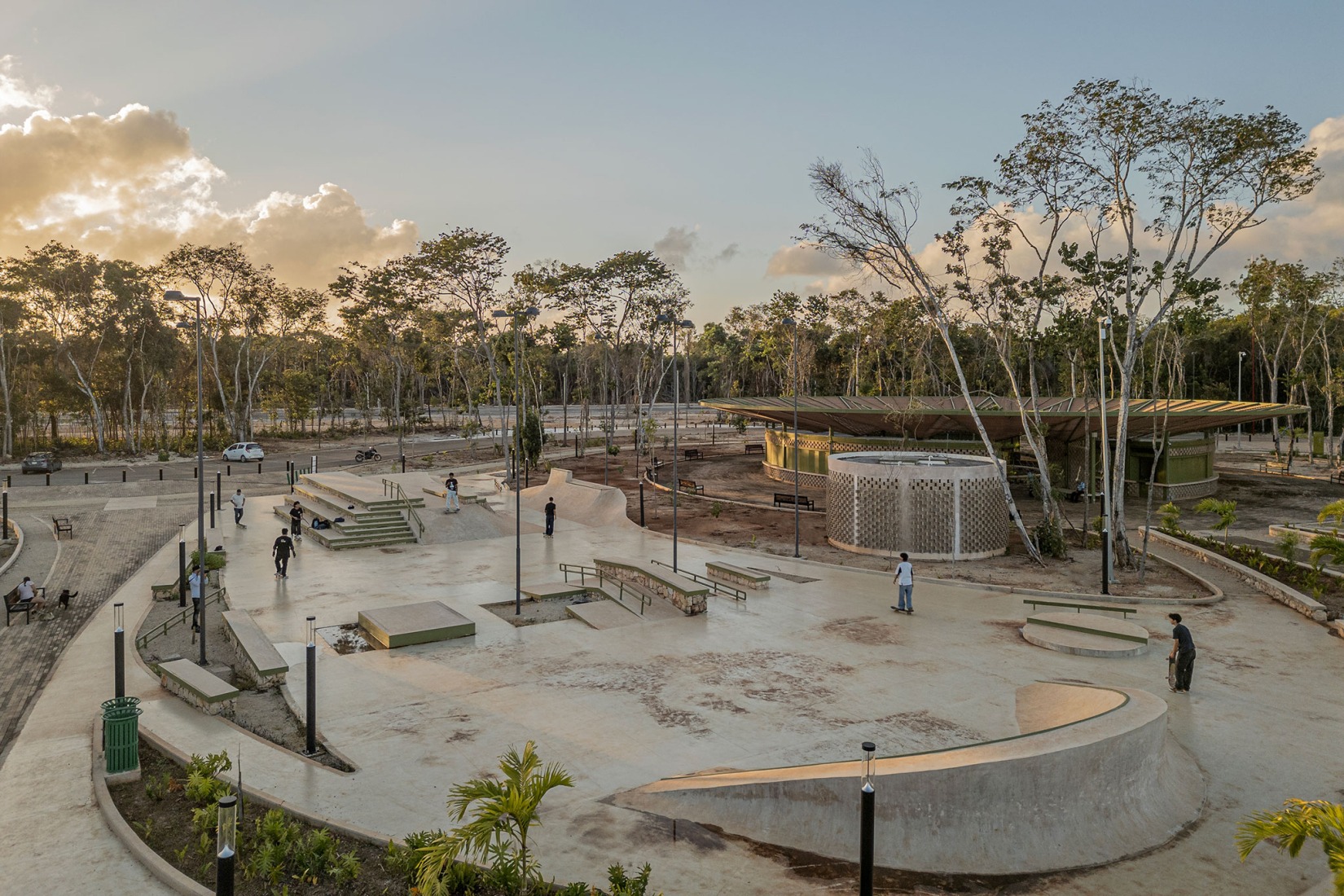 Skatepark. Quintana Roo Park by Aidia Studio. Photography by Andrés Cedillo. Skatepark. Quintana Roo Park by Aidia Studio. Photography by Andrés Cedillo.