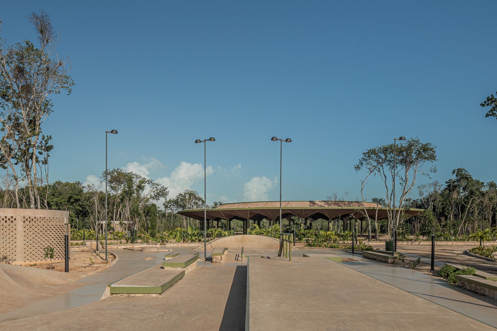 Skatepark. Quintana Roo Park by Aidia Studio. Photography by Andrés Cedillo. Skatepark. Quintana Roo Park by Aidia Studio. Photography by Andrés Cedillo.