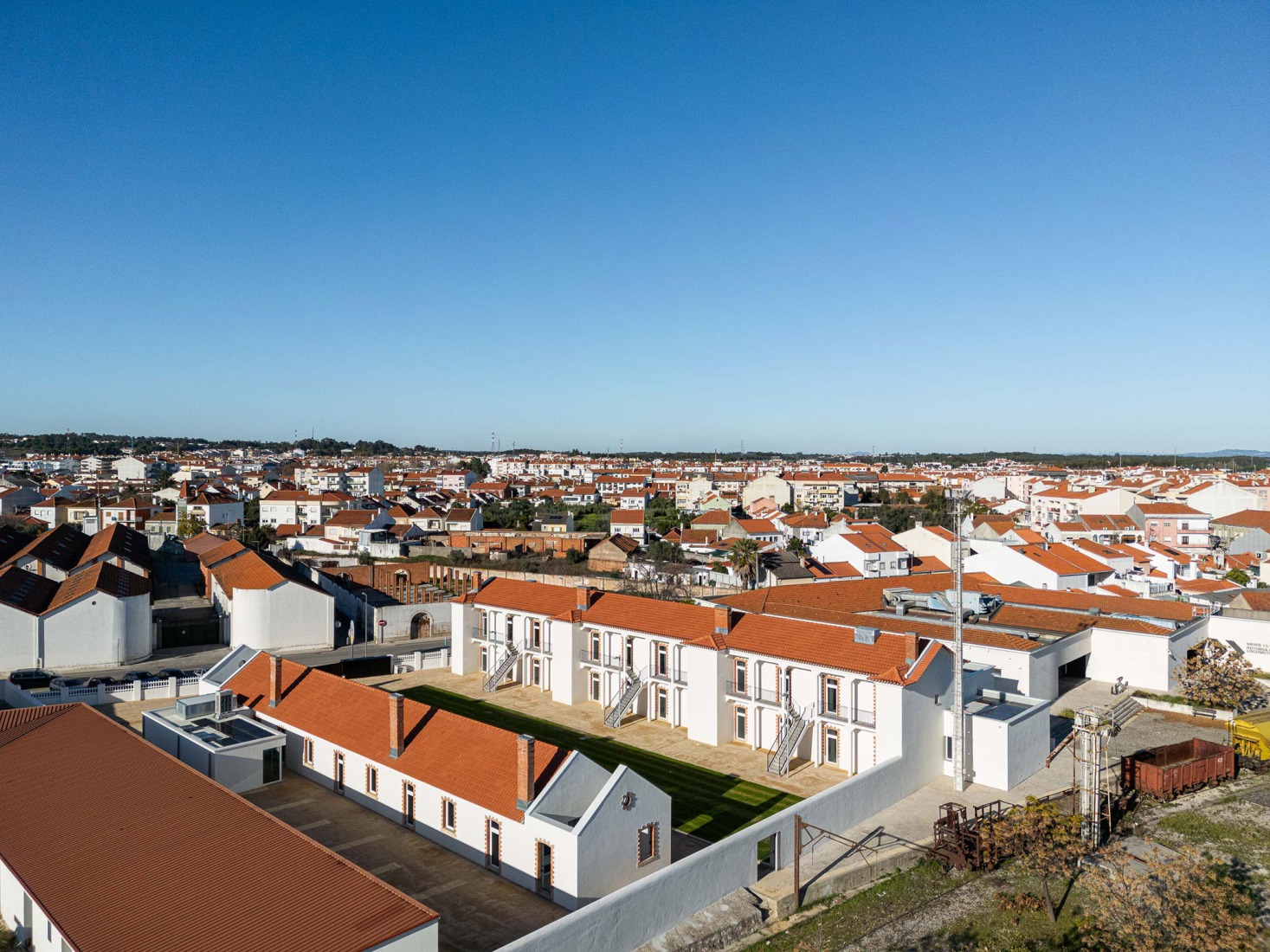 Rehabilitación urbana del Bairro do Boneco por Adarq. Fotografía por Ivo Tavares Studio