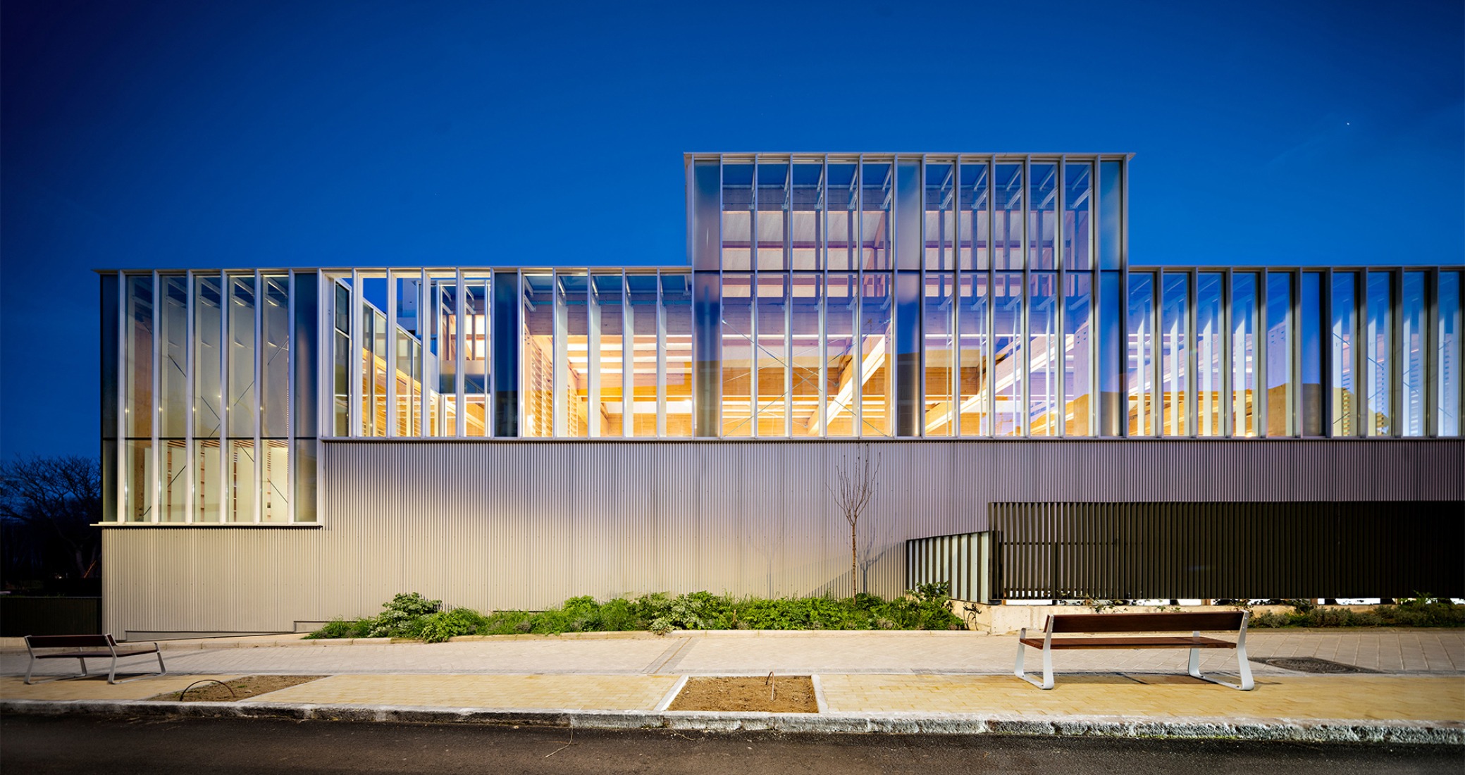 La Biblioteca de los Mil Soles por MADC & Partners. Fotografía por Javier Callejas (fotógrafo en Verosímil). La Biblioteca de los Mil Soles por MADC & Partners. Fotografía por Javier Callejas (fotógrafo en Verosímil).