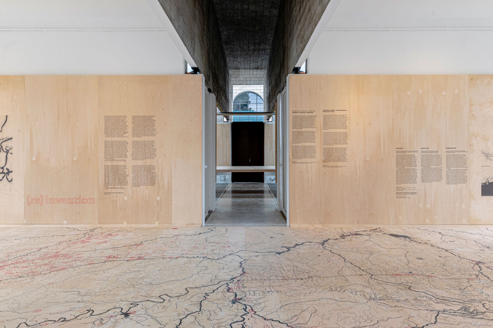 Vista de la instalación en el Pabellón de Brasil de la XIX Bienal de Arquitectura de Venecia, parte de la exposición (RE)INVENCIÓN. Fotografía de ReportArch - Andrea Ferro, cortesía de la Fundación Bienal de São Paulo.