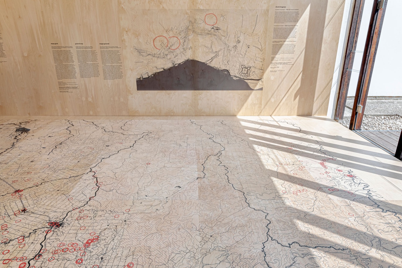 Vista de la instalación en el Pabellón de Brasil de la XIX Bienal de Arquitectura de Venecia, parte de la exposición (RE)INVENCIÓN. Fotografía de ReportArch - Andrea Ferro, cortesía de la Fundación Bienal de São Paulo.