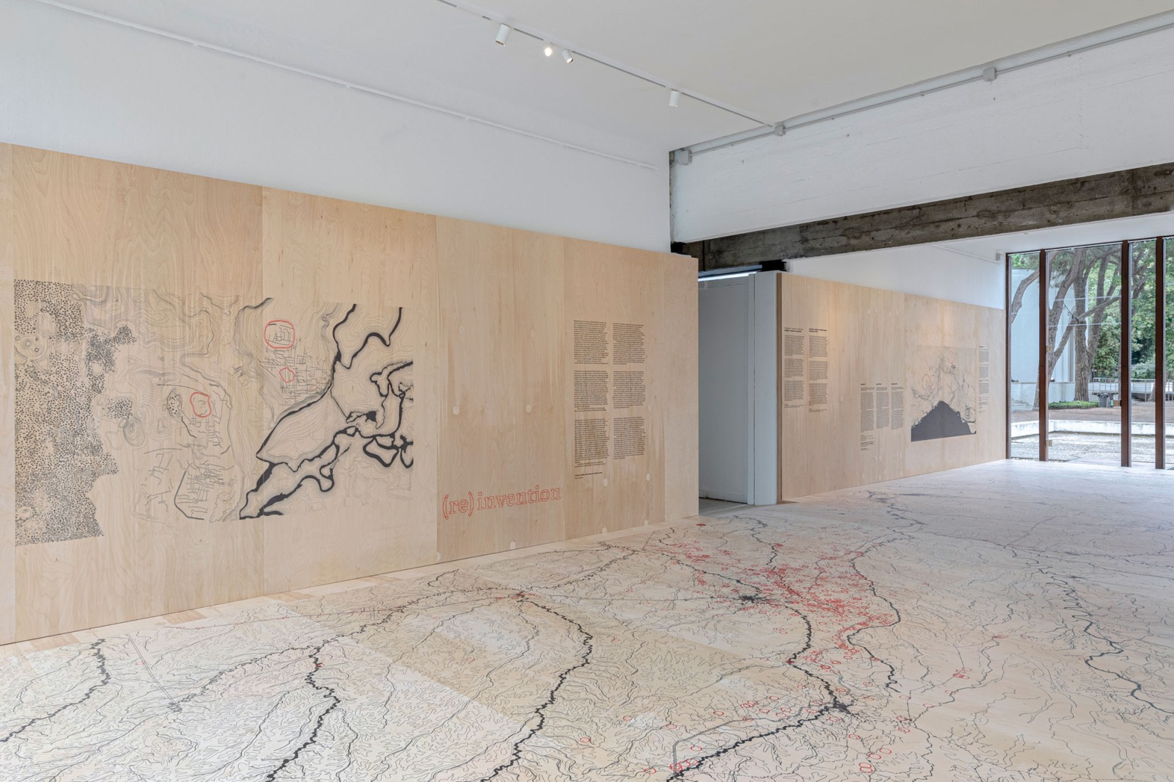 Vista de la instalación en el Pabellón de Brasil de la XIX Bienal de Arquitectura de Venecia, parte de la exposición (RE)INVENCIÓN. Fotografía de ReportArch - Andrea Ferro, cortesía de la Fundación Bienal de São Paulo.