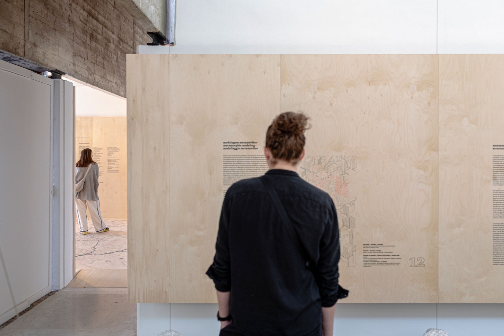 Vista de la instalación en el Pabellón de Brasil de la XIX Bienal de Arquitectura de Venecia, parte de la exposición (RE)INVENCIÓN. Fotografía de ReportArch - Andrea Ferro, cortesía de la Fundación Bienal de São Paulo.