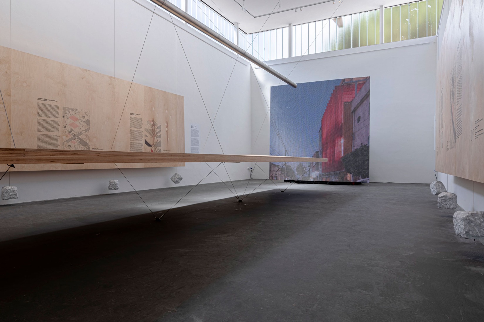 Vista de la instalación en el Pabellón de Brasil de la XIX Bienal de Arquitectura de Venecia, parte de la exposición (RE)INVENCIÓN. Fotografía de ReportArch - Andrea Ferro, cortesía de la Fundación Bienal de São Paulo.