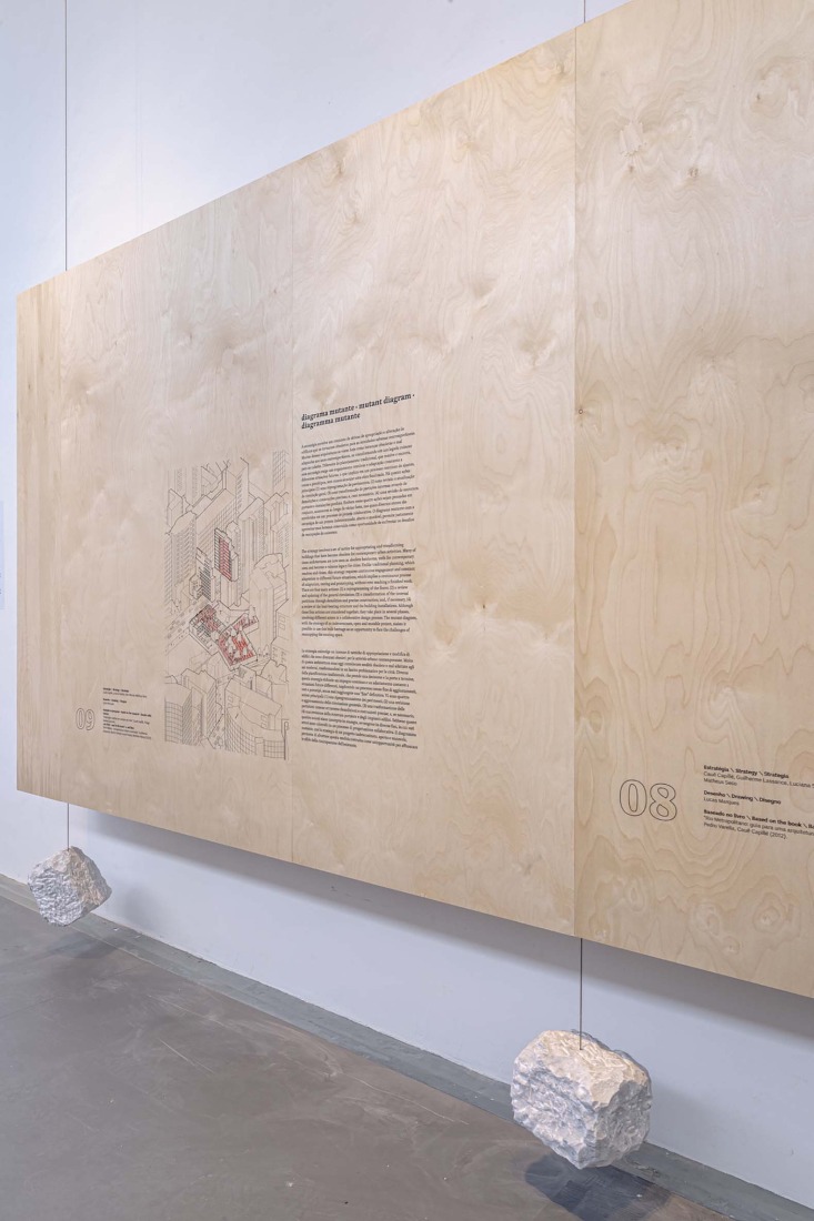 Vista de la instalación en el Pabellón de Brasil de la XIX Bienal de Arquitectura de Venecia, parte de la exposición (RE)INVENCIÓN. Fotografía de ReportArch - Andrea Ferro, cortesía de la Fundación Bienal de São Paulo.