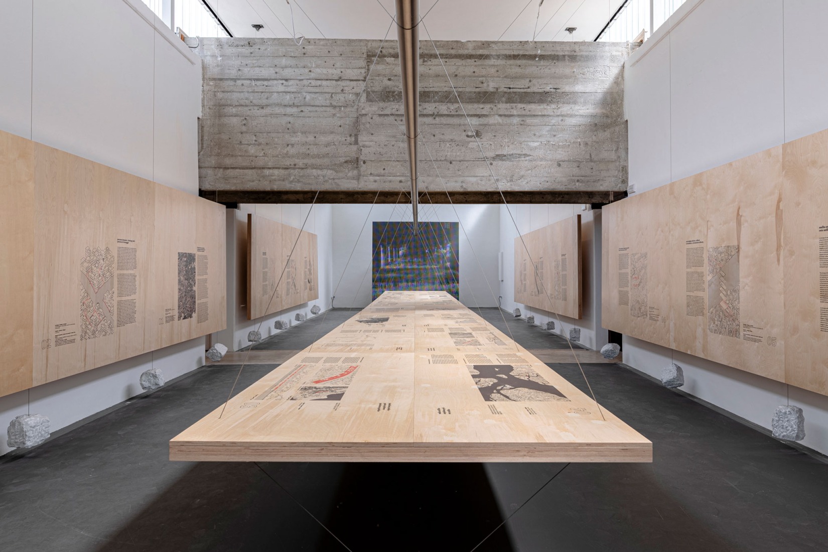 Vista de la instalación en el Pabellón de Brasil de la XIX Bienal de Arquitectura de Venecia, parte de la exposición (RE)INVENCIÓN. Fotografía de ReportArch - Andrea Ferro, cortesía de la Fundación Bienal de São Paulo.