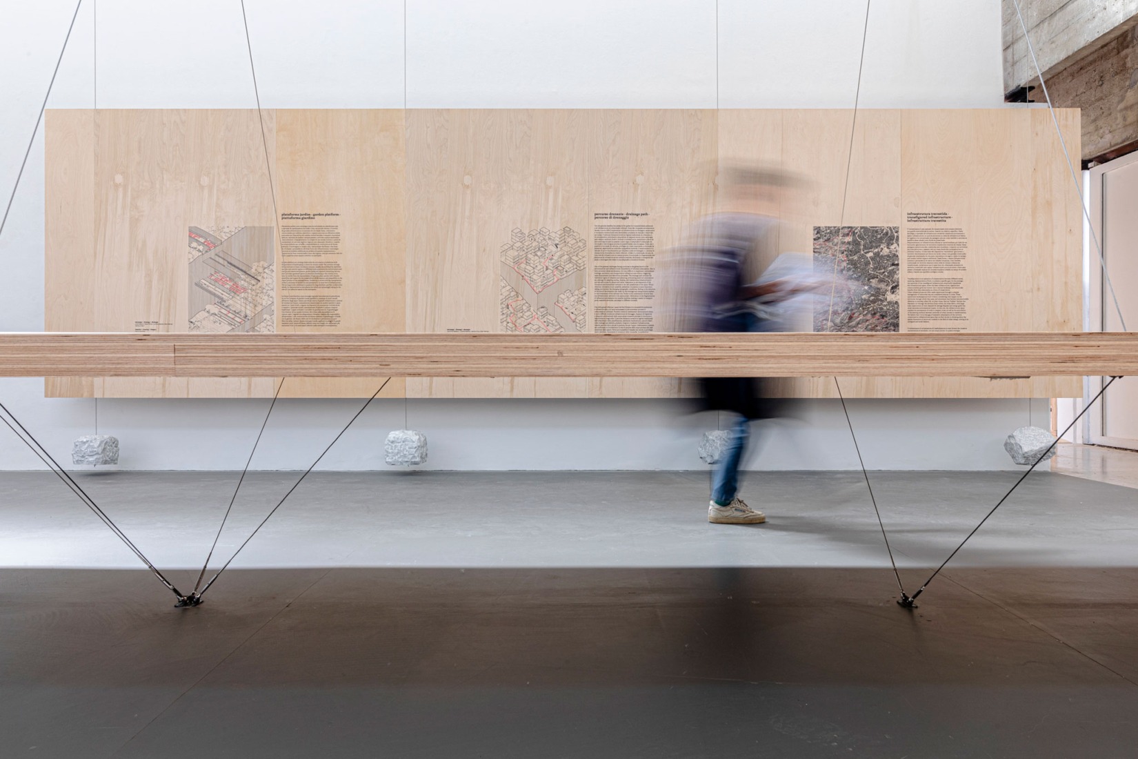 Vista de la instalación en el Pabellón de Brasil de la XIX Bienal de Arquitectura de Venecia, parte de la exposición (RE)INVENCIÓN. Fotografía de ReportArch - Andrea Ferro, cortesía de la Fundación Bienal de São Paulo.