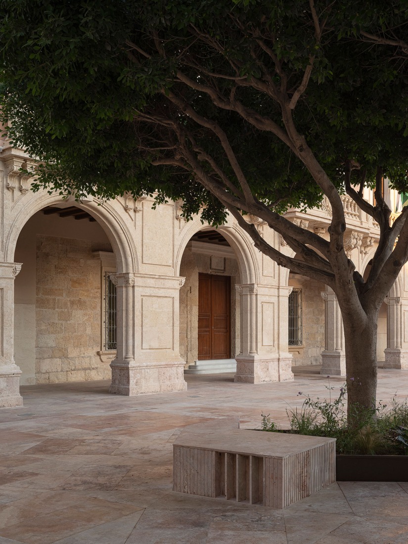 Proyecto de Urbanización Plaza de la Constitución Almería por Ordaz Estudio de Arquitectura. Fotografía por Fernando Alda. Proyecto de Urbanización Plaza de la Constitución Almería por Ordaz Estudio de Arquitectura. Fotografía por Fernando Alda.