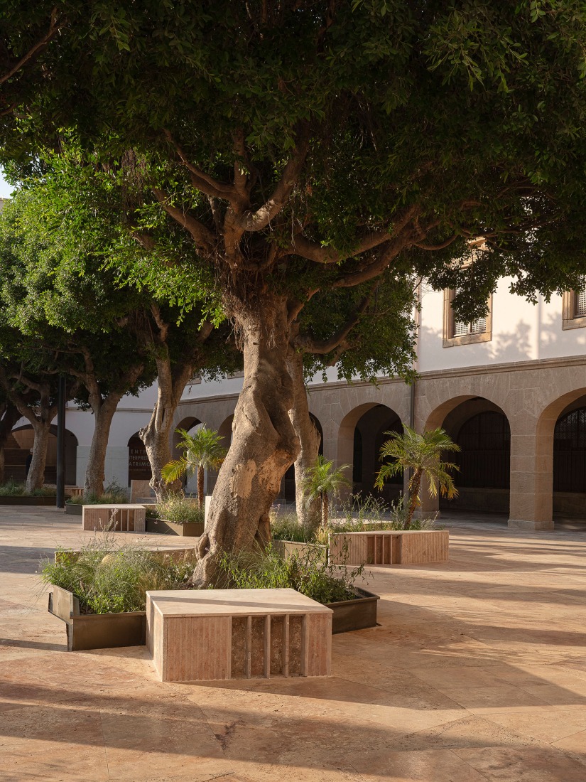 Proyecto de Urbanización Plaza de la Constitución Almería por Ordaz Estudio de Arquitectura. Fotografía por Fernando Alda. Proyecto de Urbanización Plaza de la Constitución Almería por Ordaz Estudio de Arquitectura. Fotografía por Fernando Alda.