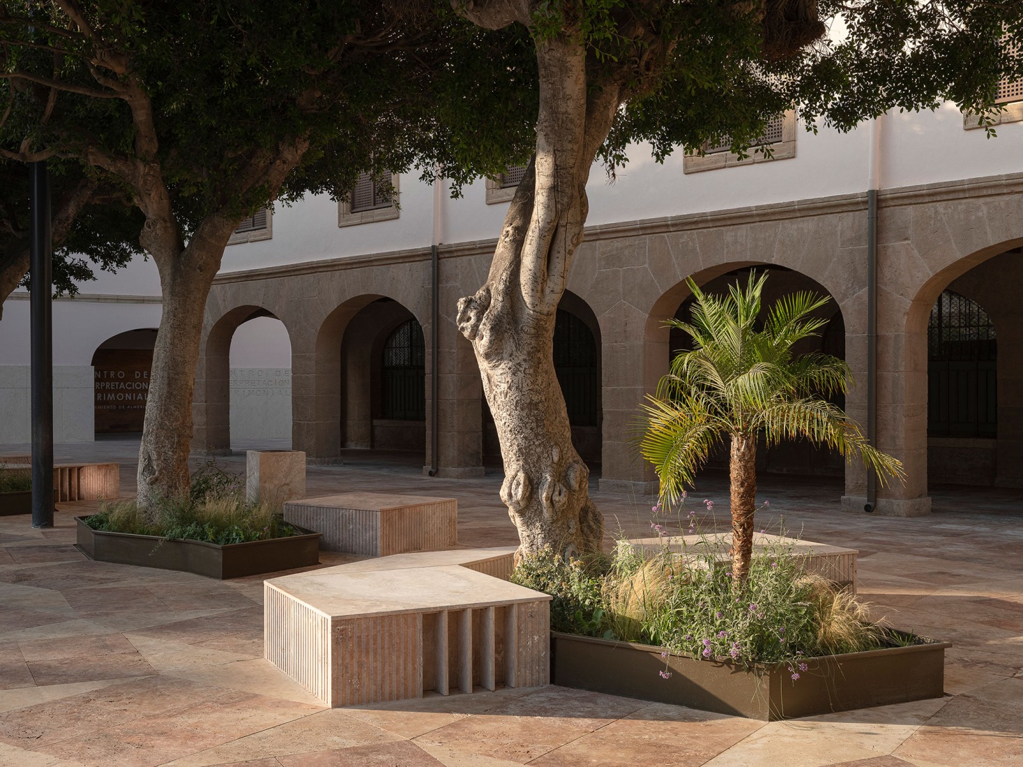 Proyecto de Urbanización Plaza de la Constitución Almería por Ordaz Estudio de Arquitectura. Fotografía por Fernando Alda. Proyecto de Urbanización Plaza de la Constitución Almería por Ordaz Estudio de Arquitectura. Fotografía por Fernando Alda.