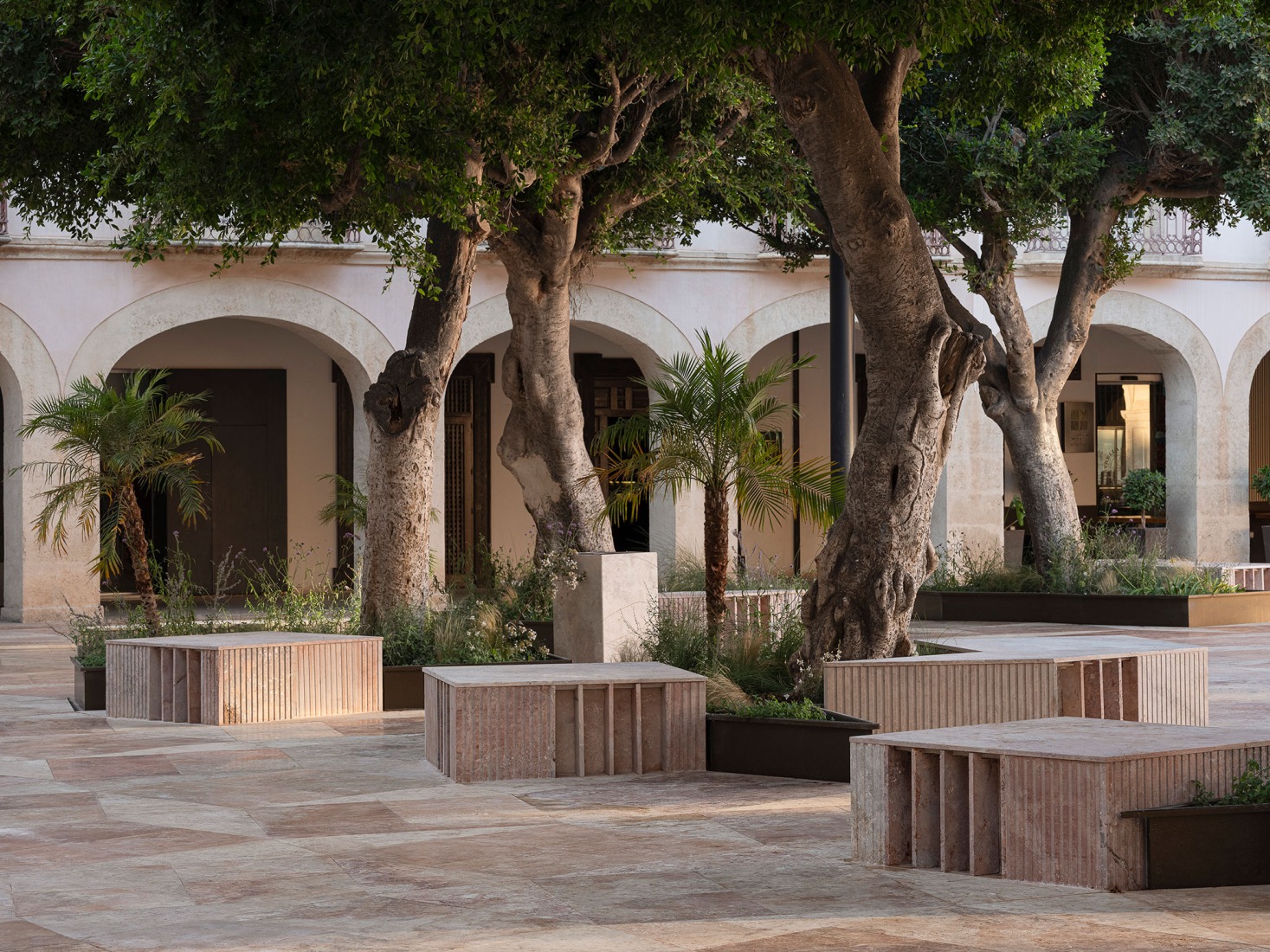 Proyecto de Urbanización Plaza de la Constitución Almería por Ordaz Estudio de Arquitectura. Fotografía por Fernando Alda. Proyecto de Urbanización Plaza de la Constitución Almería por Ordaz Estudio de Arquitectura. Fotografía por Fernando Alda.