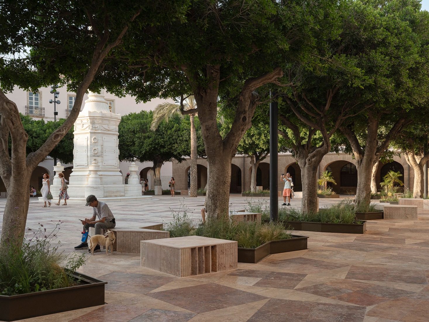 Proyecto de Urbanización Plaza de la Constitución Almería por Ordaz Estudio de Arquitectura. Fotografía por Fernando Alda. Proyecto de Urbanización Plaza de la Constitución Almería por Ordaz Estudio de Arquitectura. Fotografía por Fernando Alda.