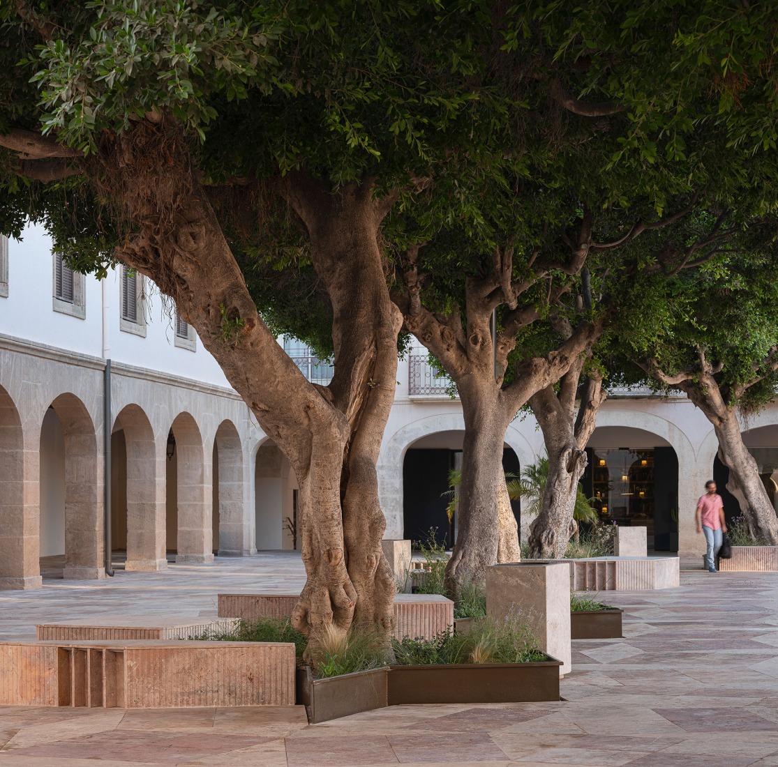 Proyecto de Urbanización Plaza de la Constitución Almería por Ordaz Estudio de Arquitectura. Fotografía por Fernando Alda. Proyecto de Urbanización Plaza de la Constitución Almería por Ordaz Estudio de Arquitectura. Fotografía por Fernando Alda.
