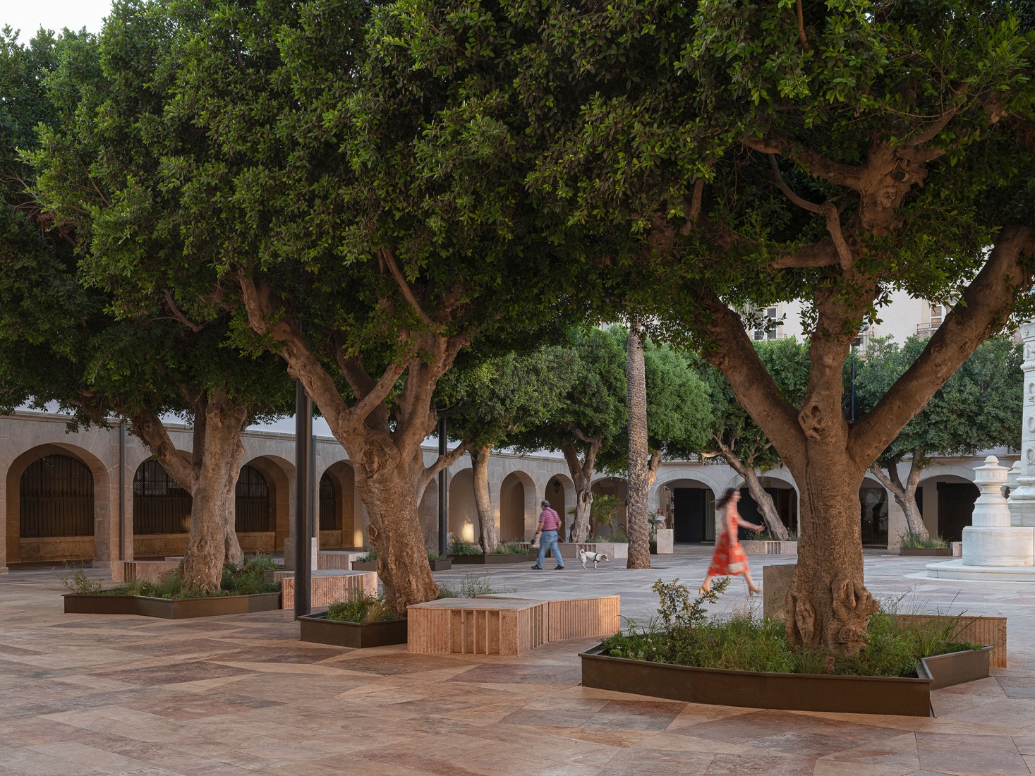 Proyecto de Urbanización Plaza de la Constitución Almería por Ordaz Estudio de Arquitectura. Fotografía por Fernando Alda. Proyecto de Urbanización Plaza de la Constitución Almería por Ordaz Estudio de Arquitectura. Fotografía por Fernando Alda.