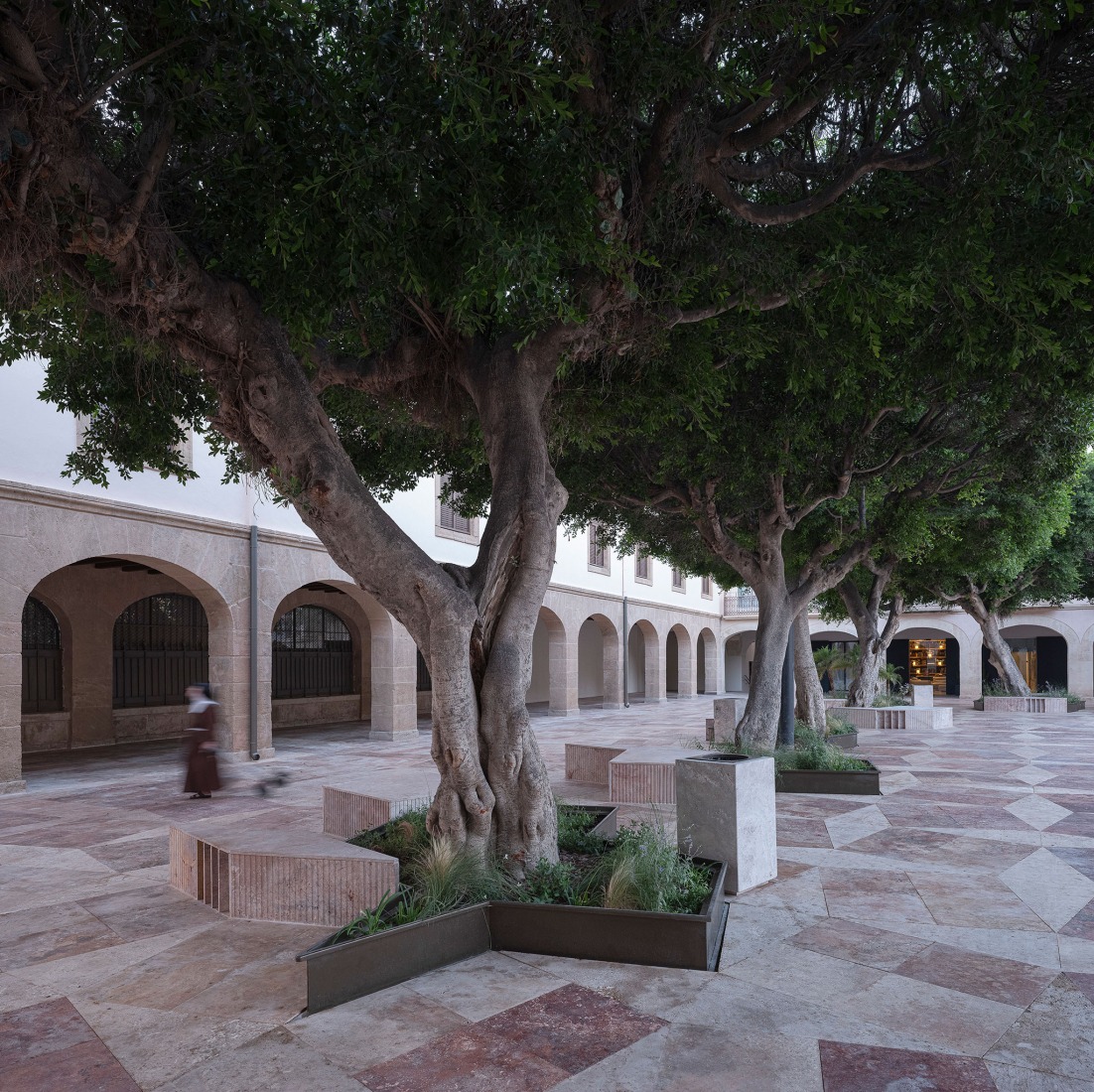 Proyecto de Urbanización Plaza de la Constitución Almería por Ordaz Estudio de Arquitectura. Fotografía por Fernando Alda. Proyecto de Urbanización Plaza de la Constitución Almería por Ordaz Estudio de Arquitectura. Fotografía por Fernando Alda.