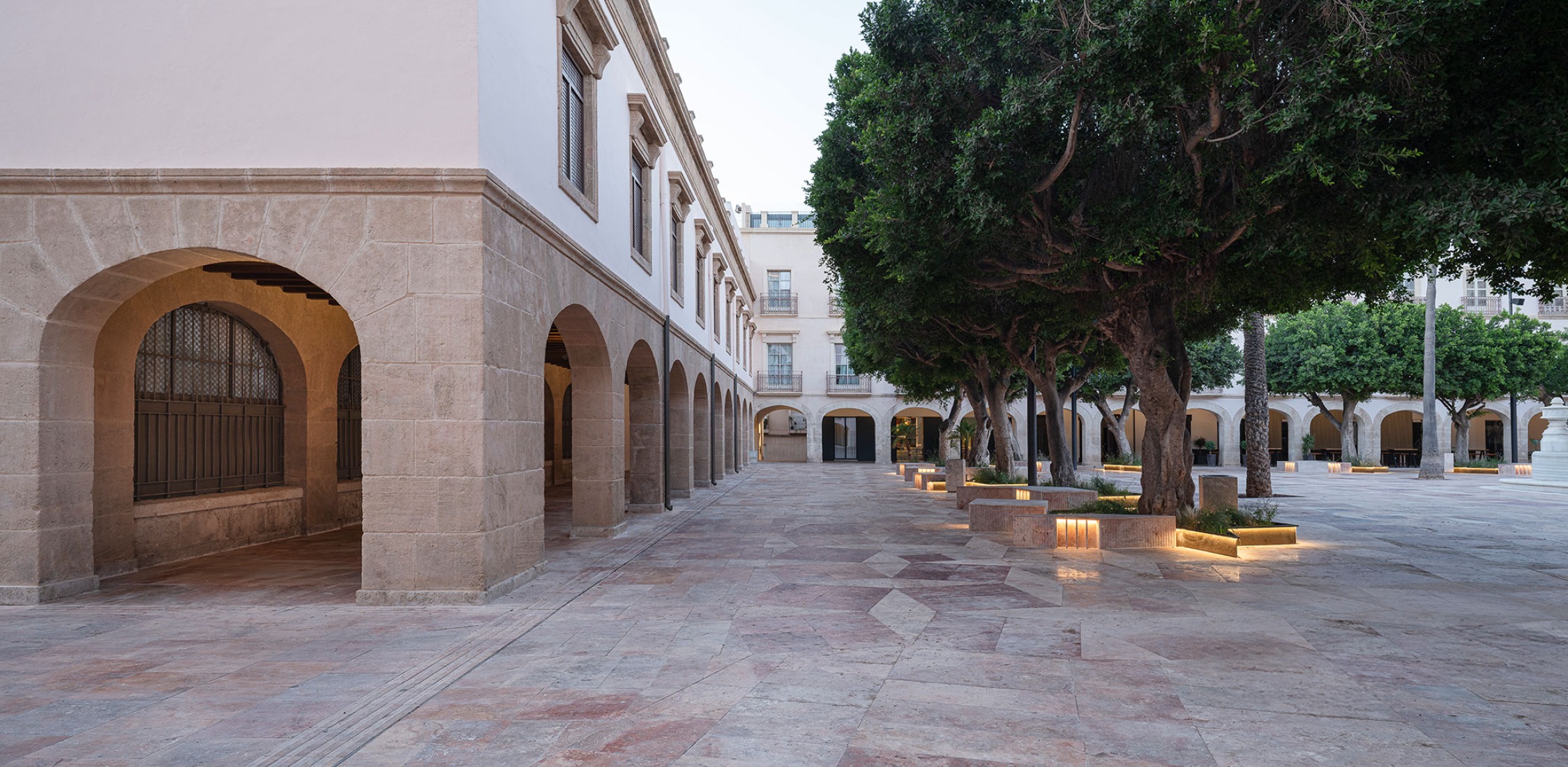 Proyecto de Urbanización Plaza de la Constitución Almería por Ordaz Estudio de Arquitectura. Fotografía por Fernando Alda. Proyecto de Urbanización Plaza de la Constitución Almería por Ordaz Estudio de Arquitectura. Fotografía por Fernando Alda.