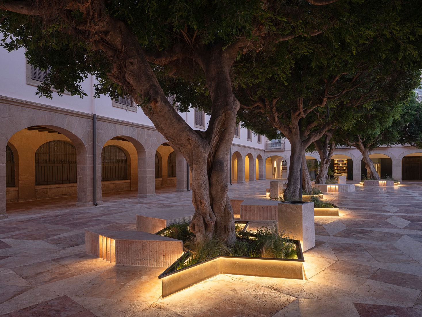 Proyecto de Urbanización Plaza de la Constitución Almería por Ordaz Estudio de Arquitectura. Fotografía por Fernando Alda. Proyecto de Urbanización Plaza de la Constitución Almería por Ordaz Estudio de Arquitectura. Fotografía por Fernando Alda.