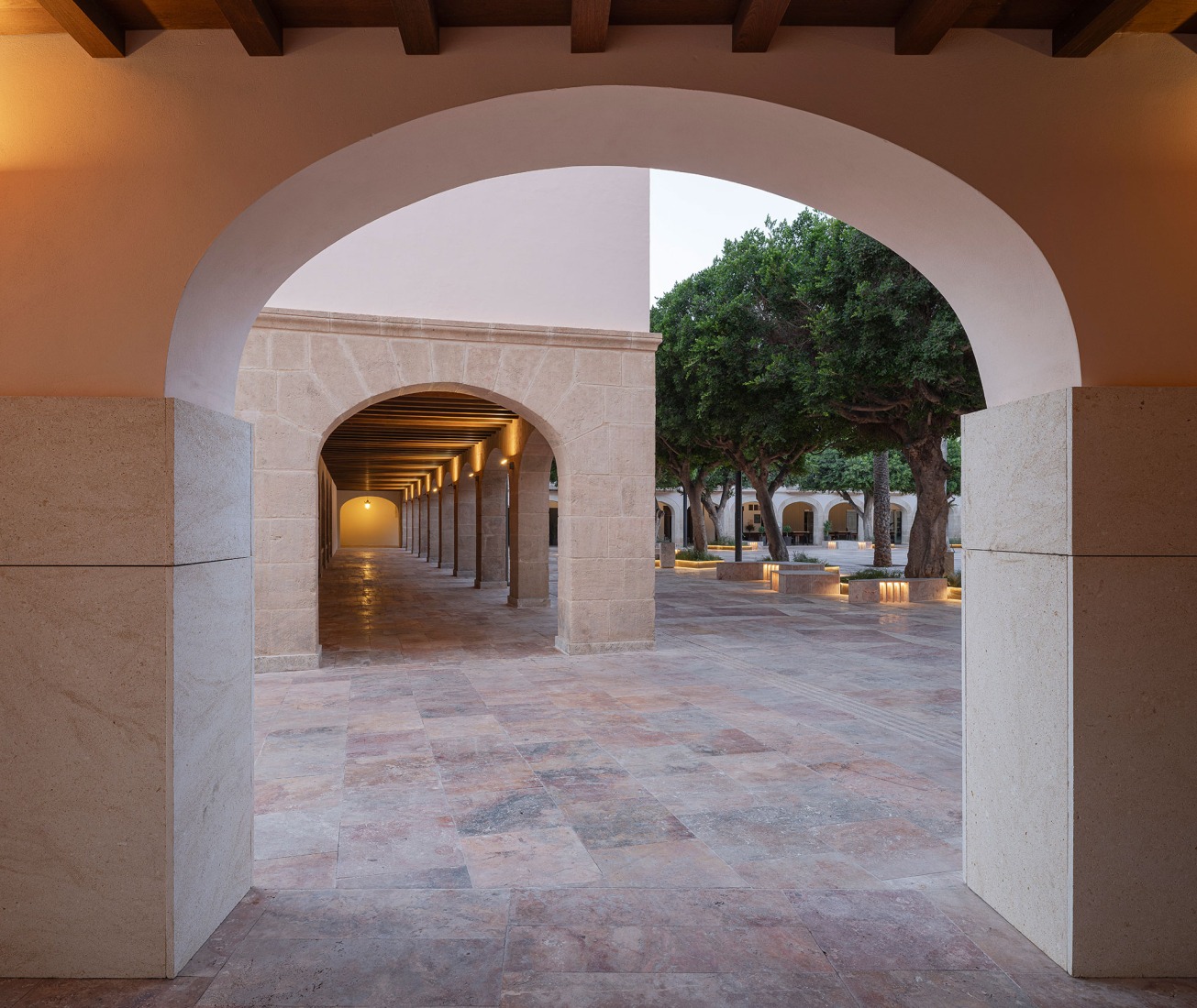 Proyecto de Urbanización Plaza de la Constitución Almería por Ordaz Estudio de Arquitectura. Fotografía por Fernando Alda. Proyecto de Urbanización Plaza de la Constitución Almería por Ordaz Estudio de Arquitectura. Fotografía por Fernando Alda.