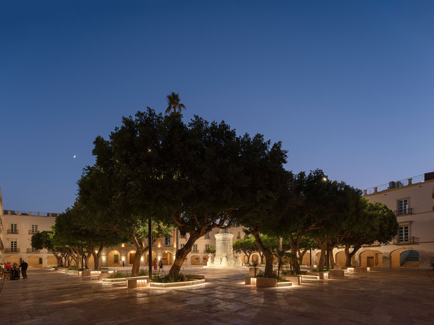 Proyecto de Urbanización Plaza de la Constitución Almería por Ordaz Estudio de Arquitectura. Fotografía por Fernando Alda. Proyecto de Urbanización Plaza de la Constitución Almería por Ordaz Estudio de Arquitectura. Fotografía por Fernando Alda.
