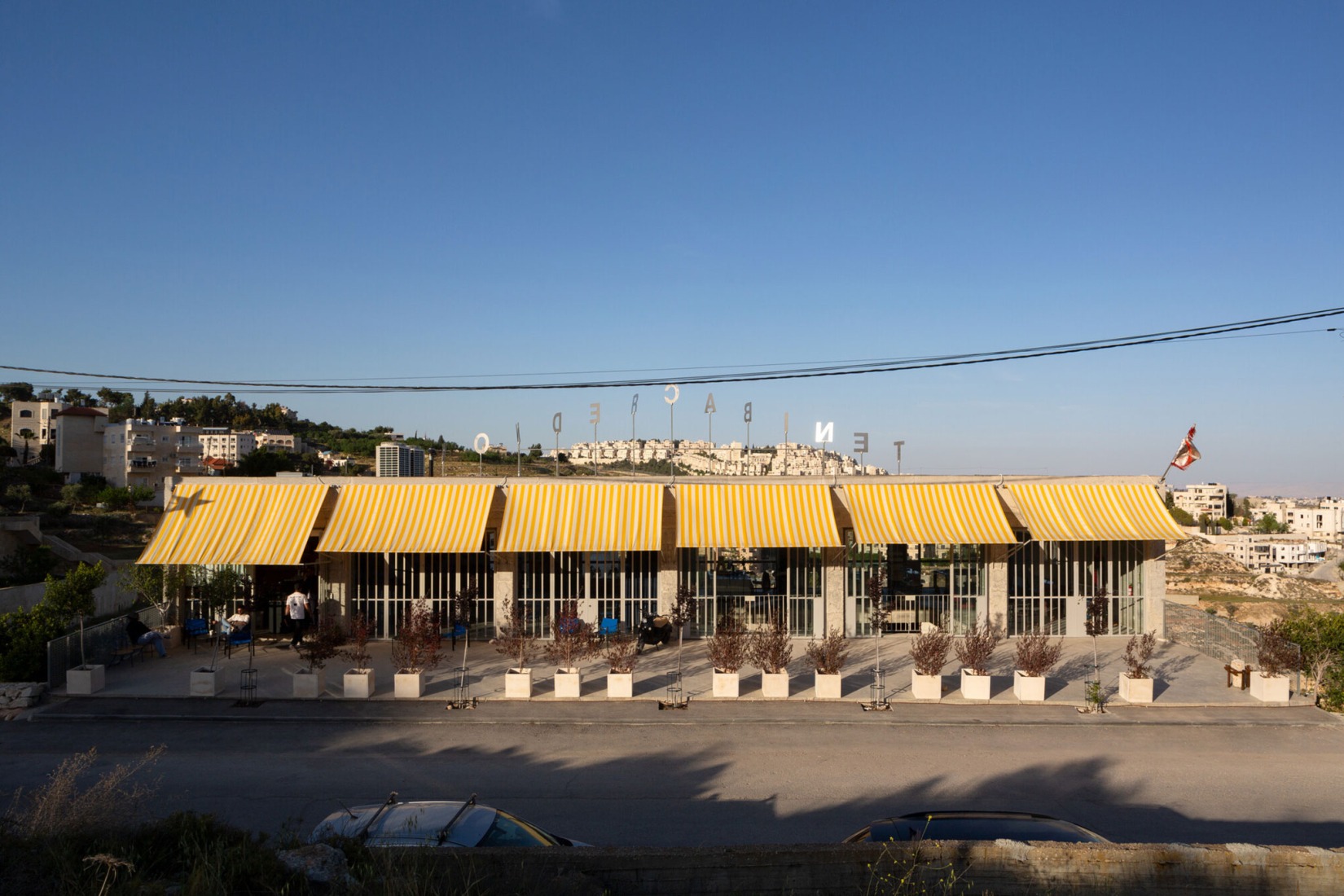 West facade during the day. Wonder Cabinet by AAU Anastas. Aga Khan Trust for Culture / Mikaela Burstow. West facade during the day. Wonder Cabinet by AAU Anastas. Aga Khan Trust for Culture / Mikaela Burstow.