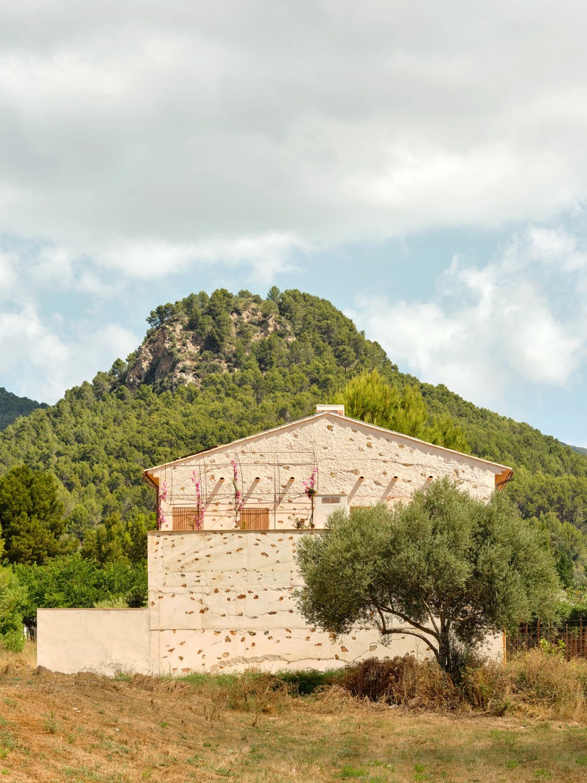 «Ses Veles Puigpunyent» por Alventosa Morell Arquitectes y Joan Josep Fortuny Giró. Fotografía por José Hevia.