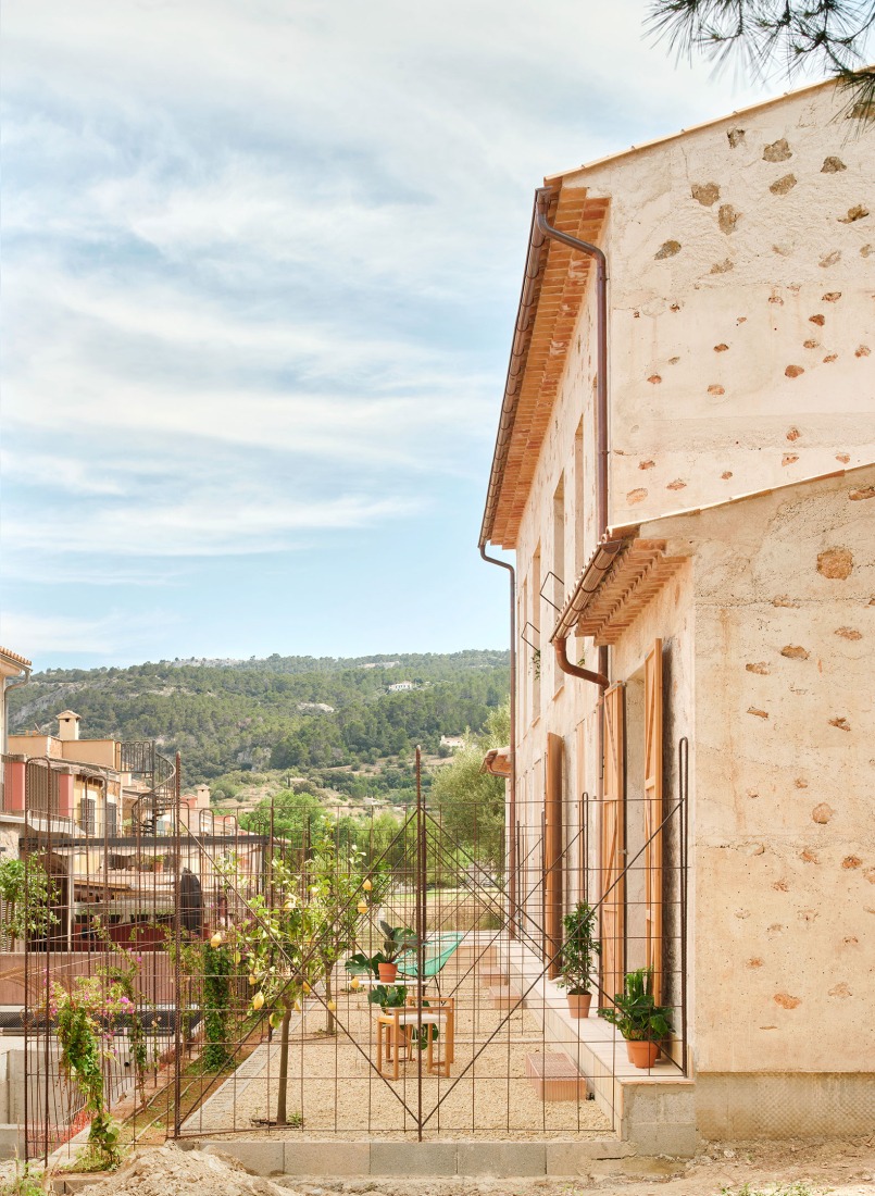 «Ses Veles Puigpunyent» por Alventosa Morell Arquitectes y Joan Josep Fortuny Giró. Fotografía por José Hevia.