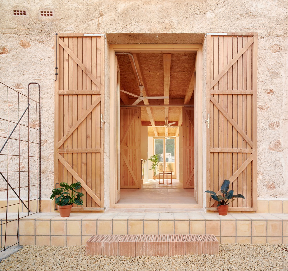 «Ses Veles Puigpunyent» por Alventosa Morell Arquitectes y Joan Josep Fortuny Giró. Fotografía por José Hevia.