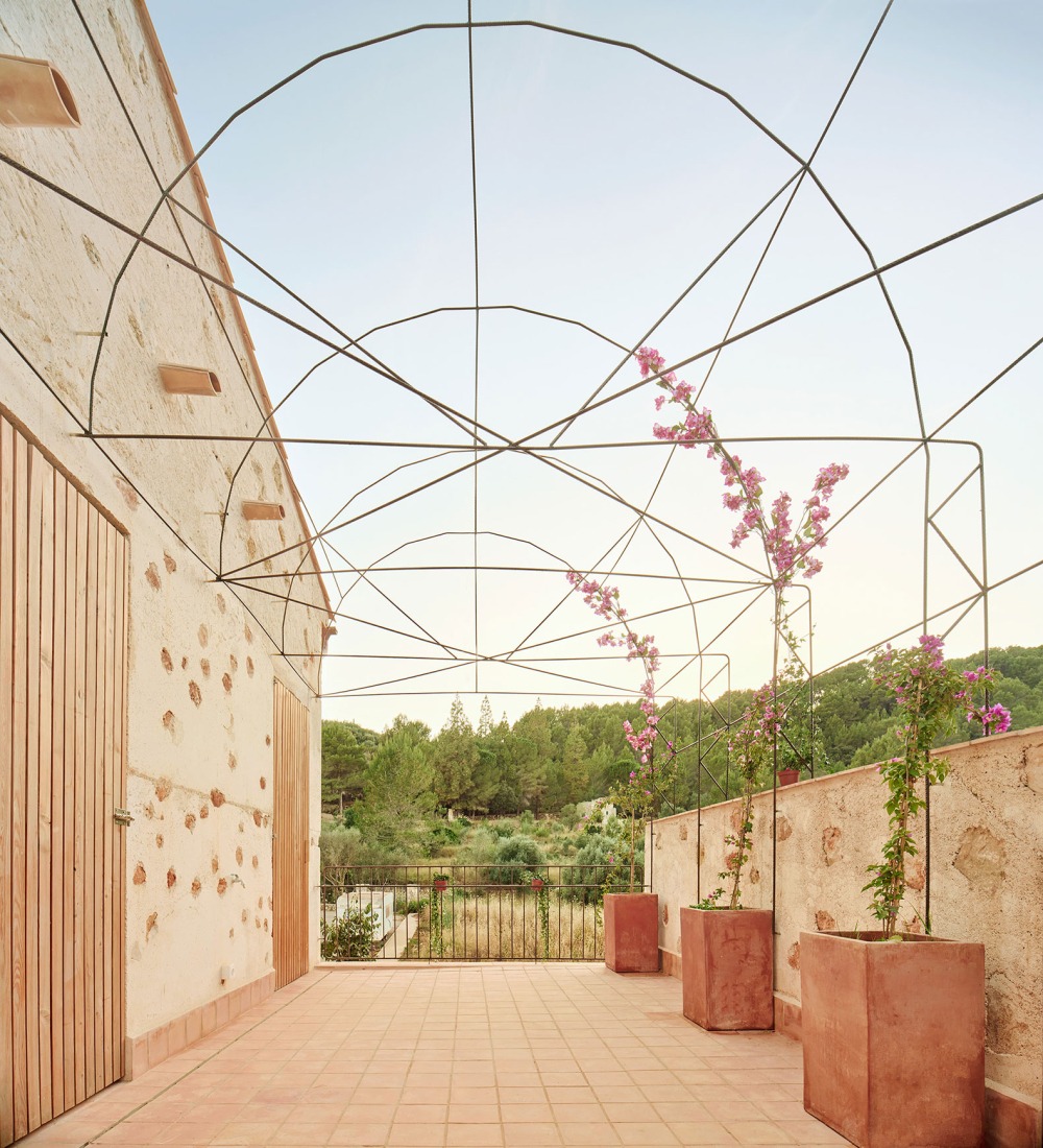 «Ses Veles Puigpunyent» por Alventosa Morell Arquitectes y Joan Josep Fortuny Giró. Fotografía por José Hevia.